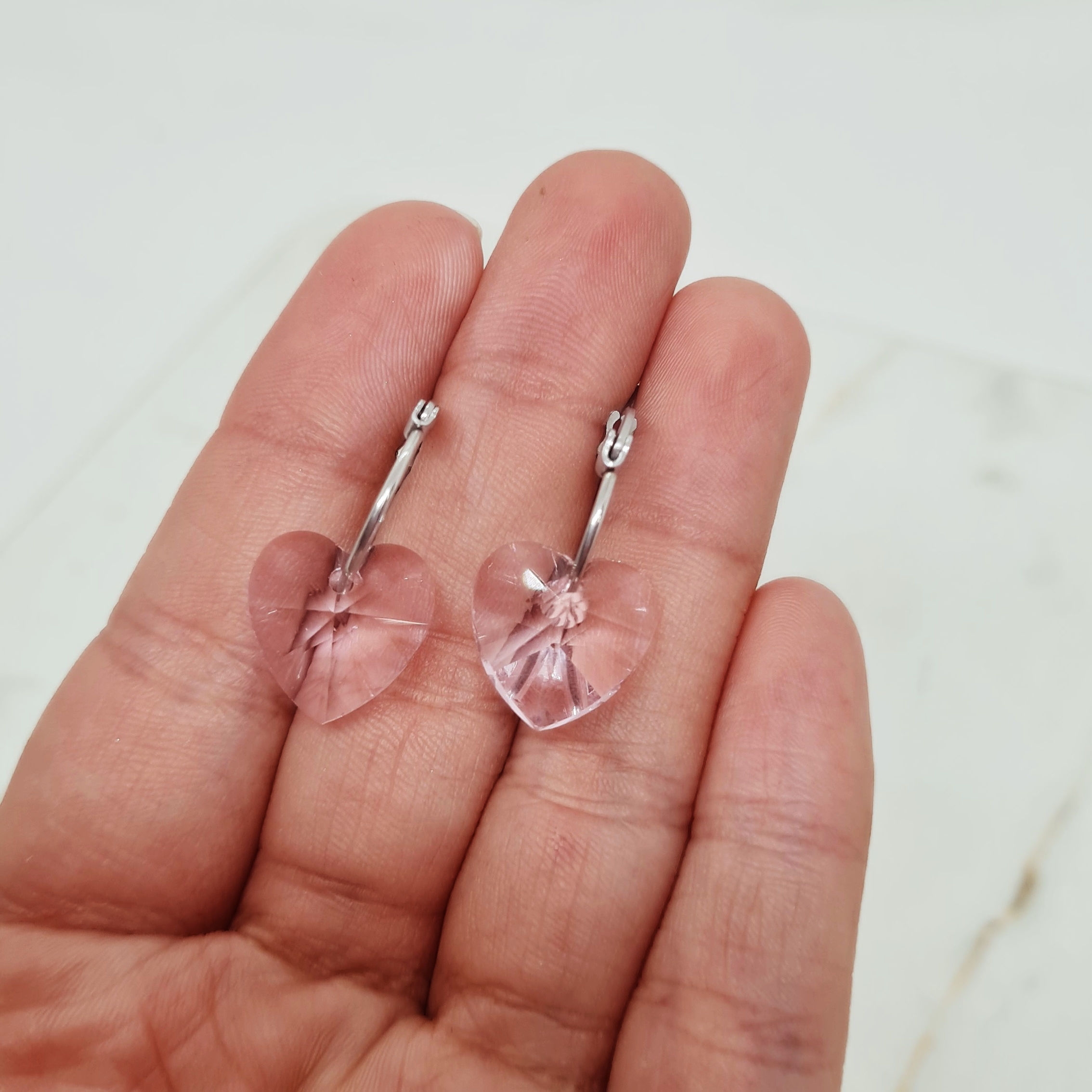 Imagen de producto ARGOLLAS FINA CON DIJE CRISTAL - CORAZON ROSA