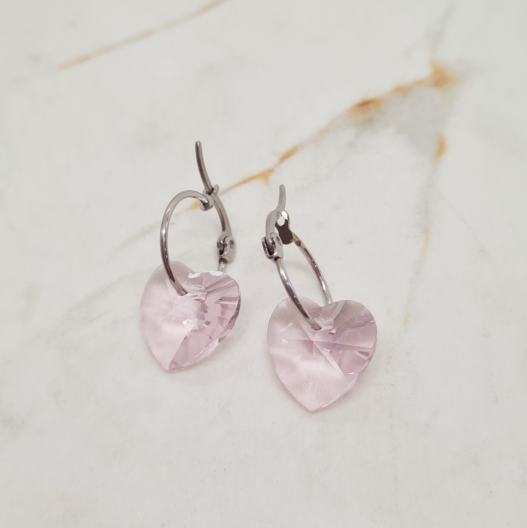 Imagen de producto ARGOLLAS FINA CON DIJE CRISTAL - CORAZON ROSA