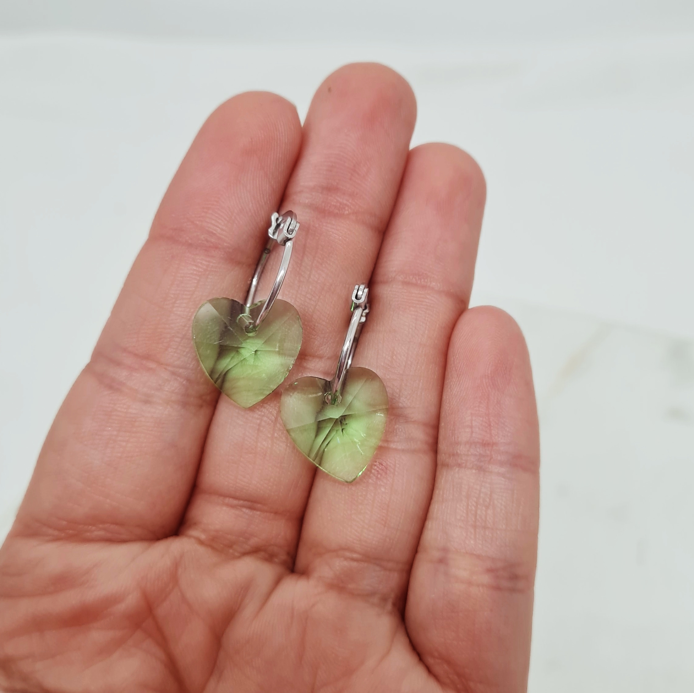 Imagen de producto ARGOLLAS FINA CON DIJE CRISTAL - CORAZON VERDE