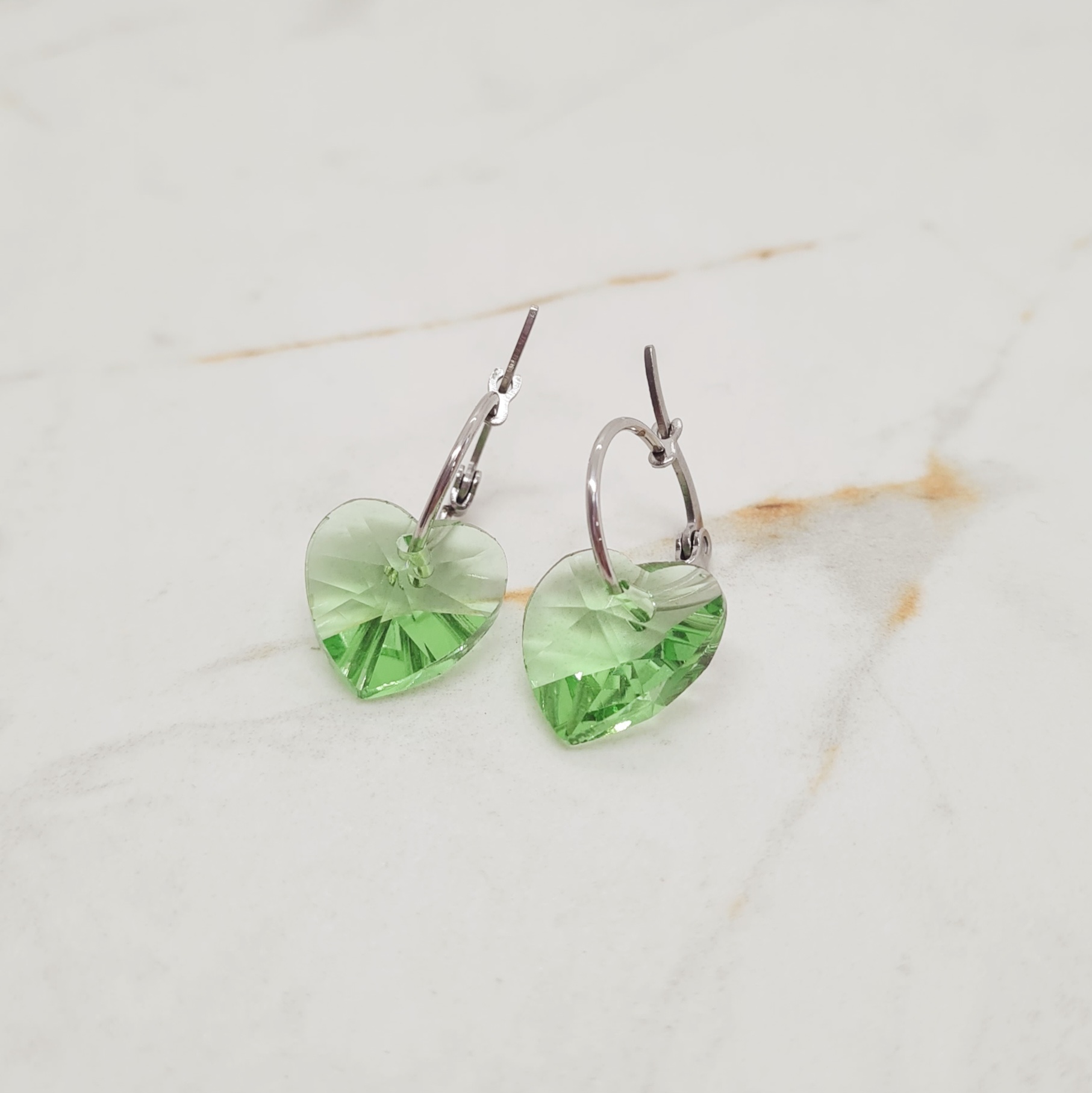 Imagen de producto ARGOLLAS FINA CON DIJE CRISTAL - CORAZON VERDE