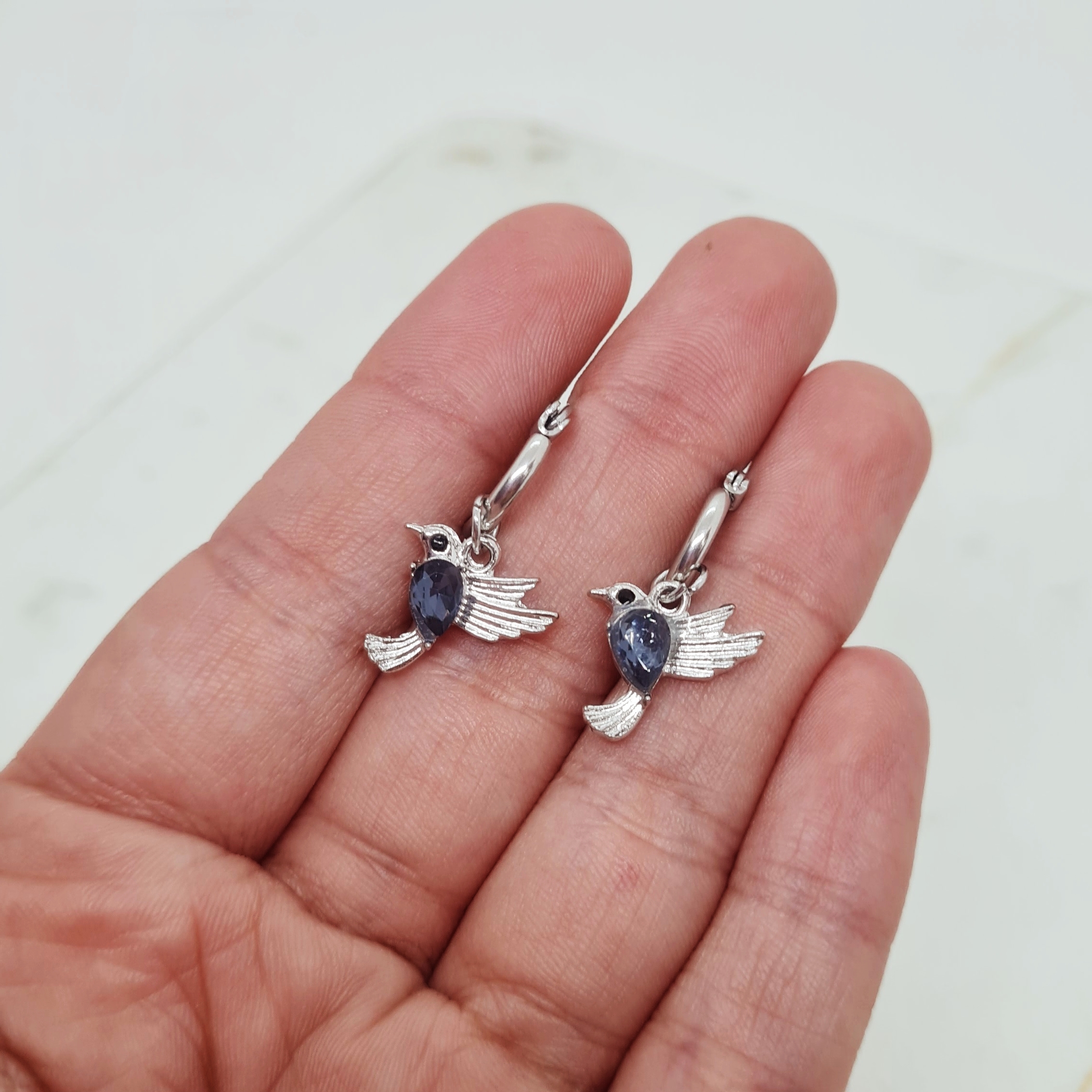 Imagen de producto ARGOLLAS REDONDAS MINI CON DIJE - COLIBRI NEGRO TRANSLUCIDO