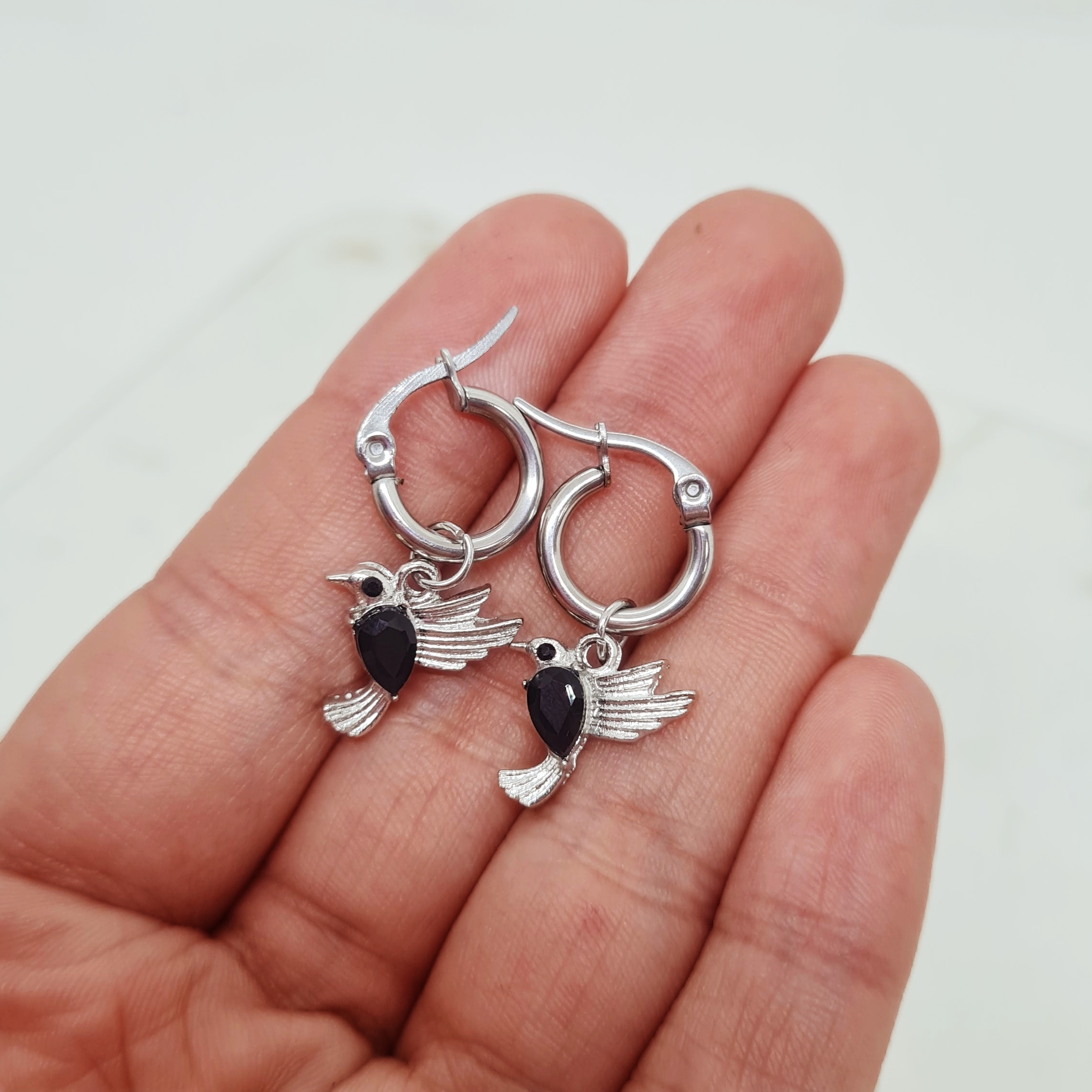 Imagen de producto ARGOLLAS REDONDAS MINI CON DIJE - COLIBRI NEGRO OPACO