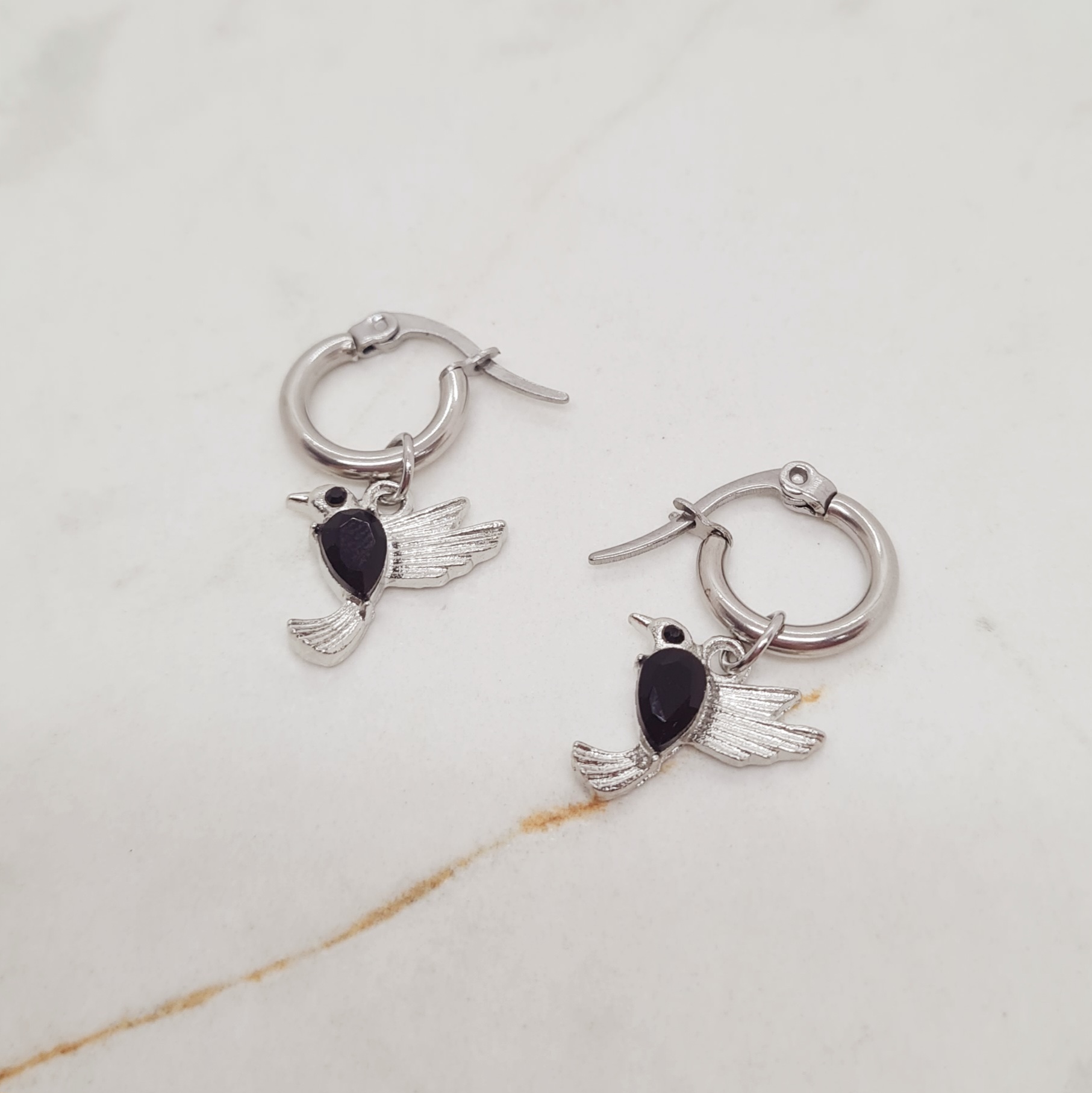 Imagen de producto ARGOLLAS REDONDAS MINI CON DIJE - COLIBRI NEGRO OPACO