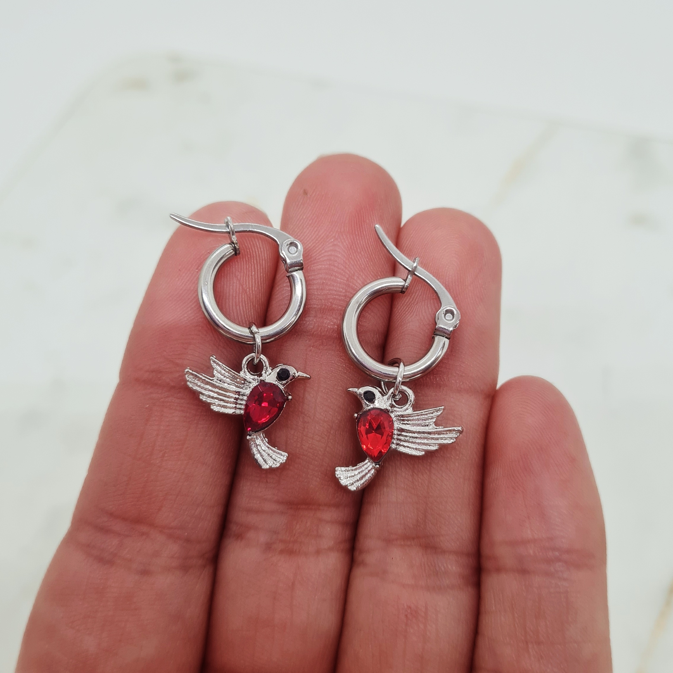 Imagen de producto ARGOLLAS REDONDAS MINI CON DIJE - COLIBRI ROJO