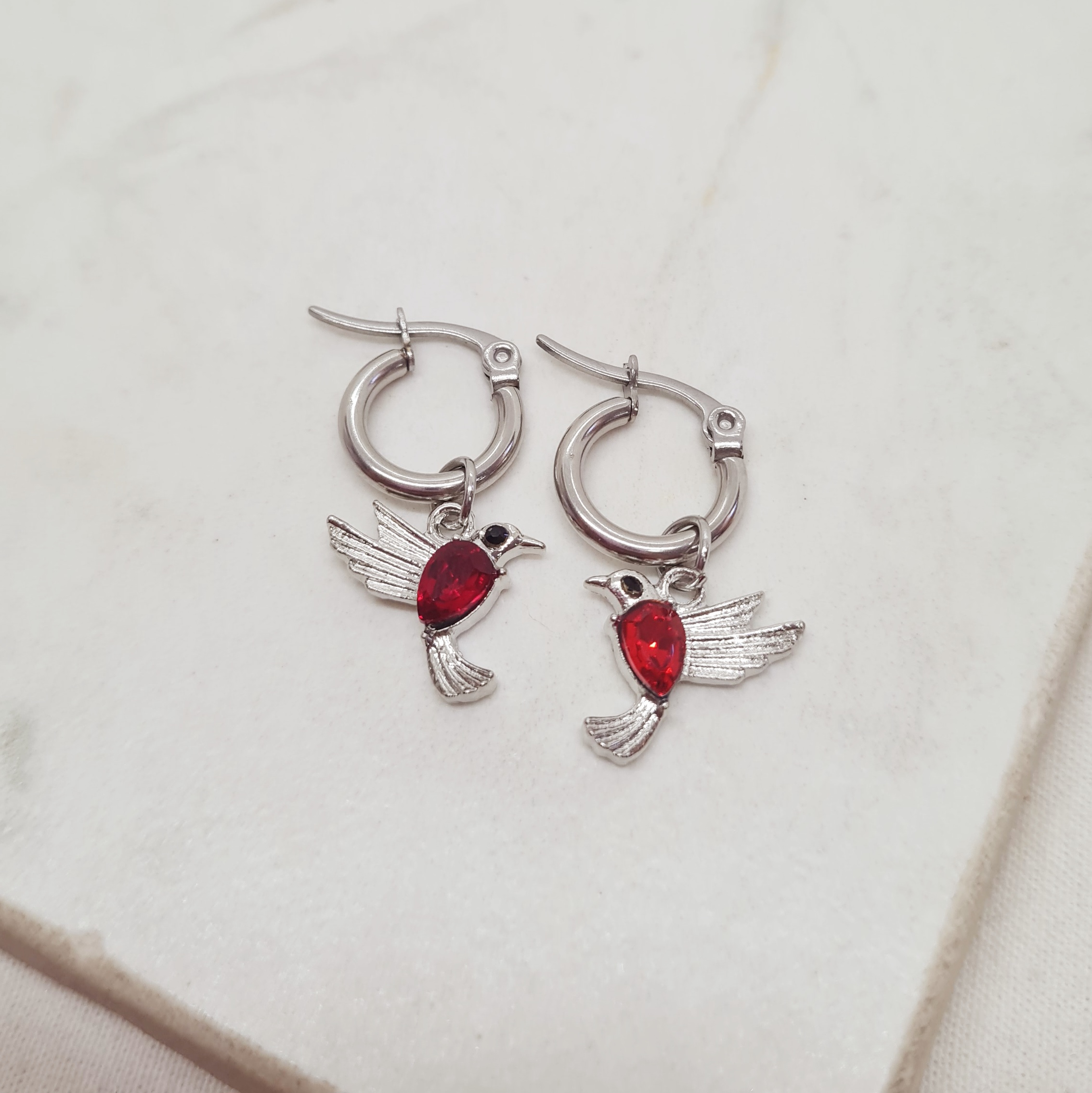 Imagen de producto ARGOLLAS REDONDAS MINI CON DIJE - COLIBRI ROJO