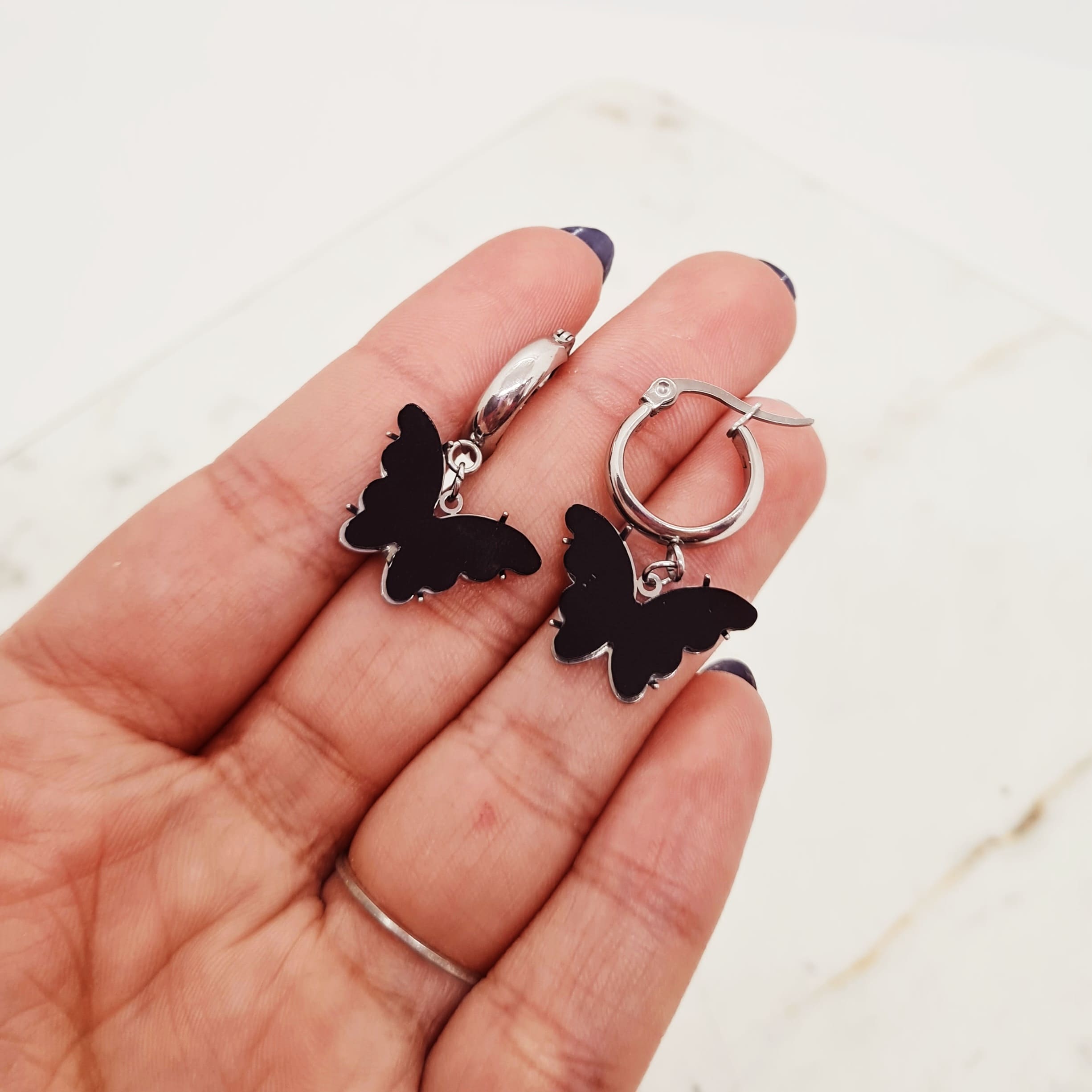 Imagen de producto ARGOLLA ANCHA CON MARIPOSA - NEGRA