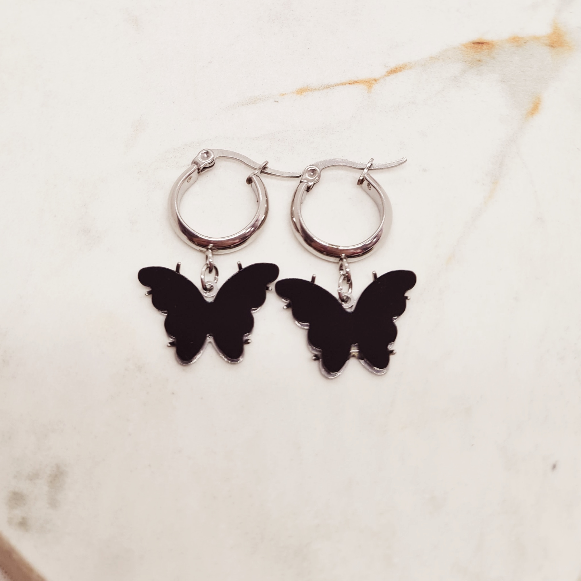 Imagen de producto ARGOLLA ANCHA CON MARIPOSA - NEGRA