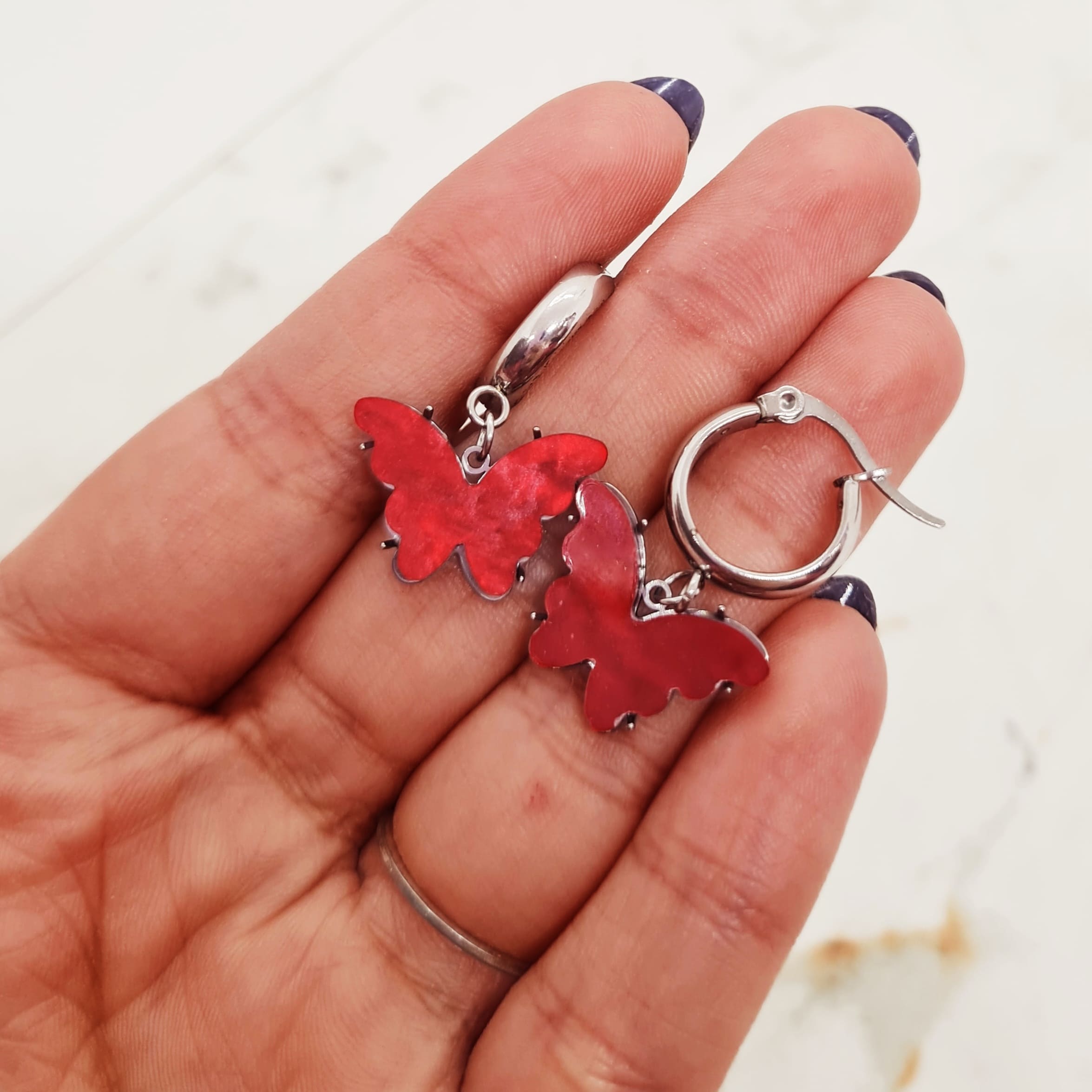 Imagen de producto ARGOLLA ANCHA CON MARIPOSA - ROJA