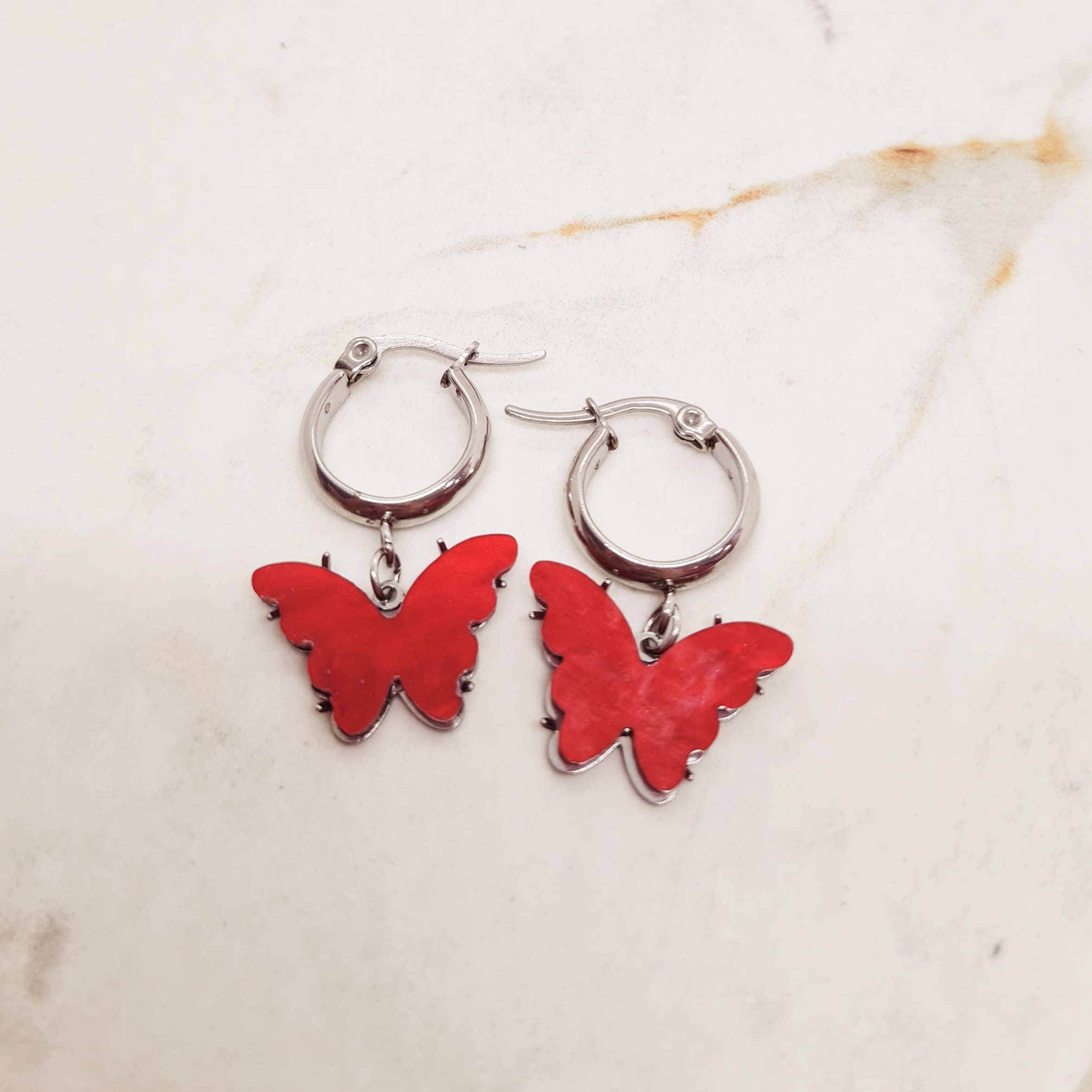 Imagen de producto ARGOLLA ANCHA CON MARIPOSA - ROJA