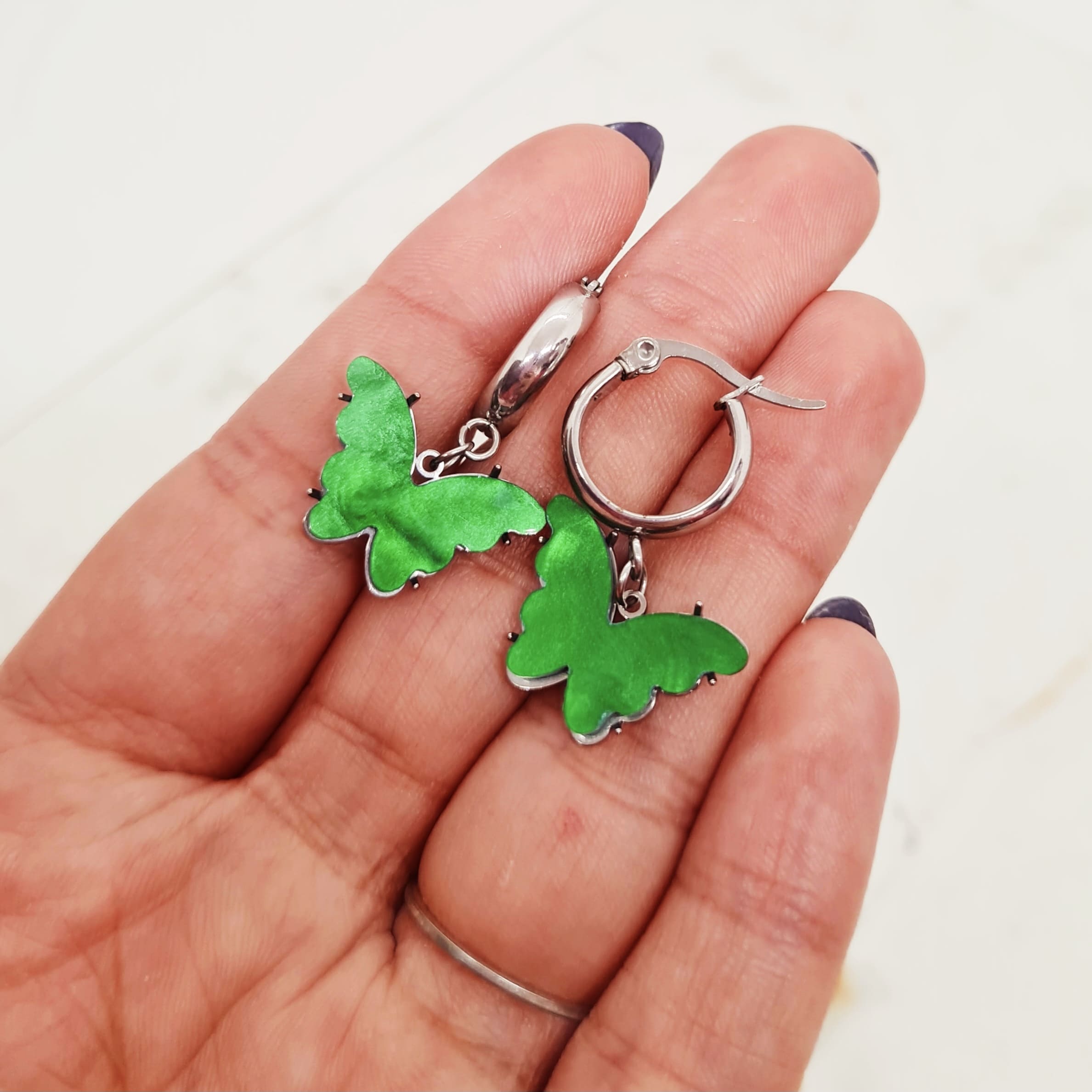 Imagen de producto ARGOLLA ANCHA CON MARIPOSA - VERDE