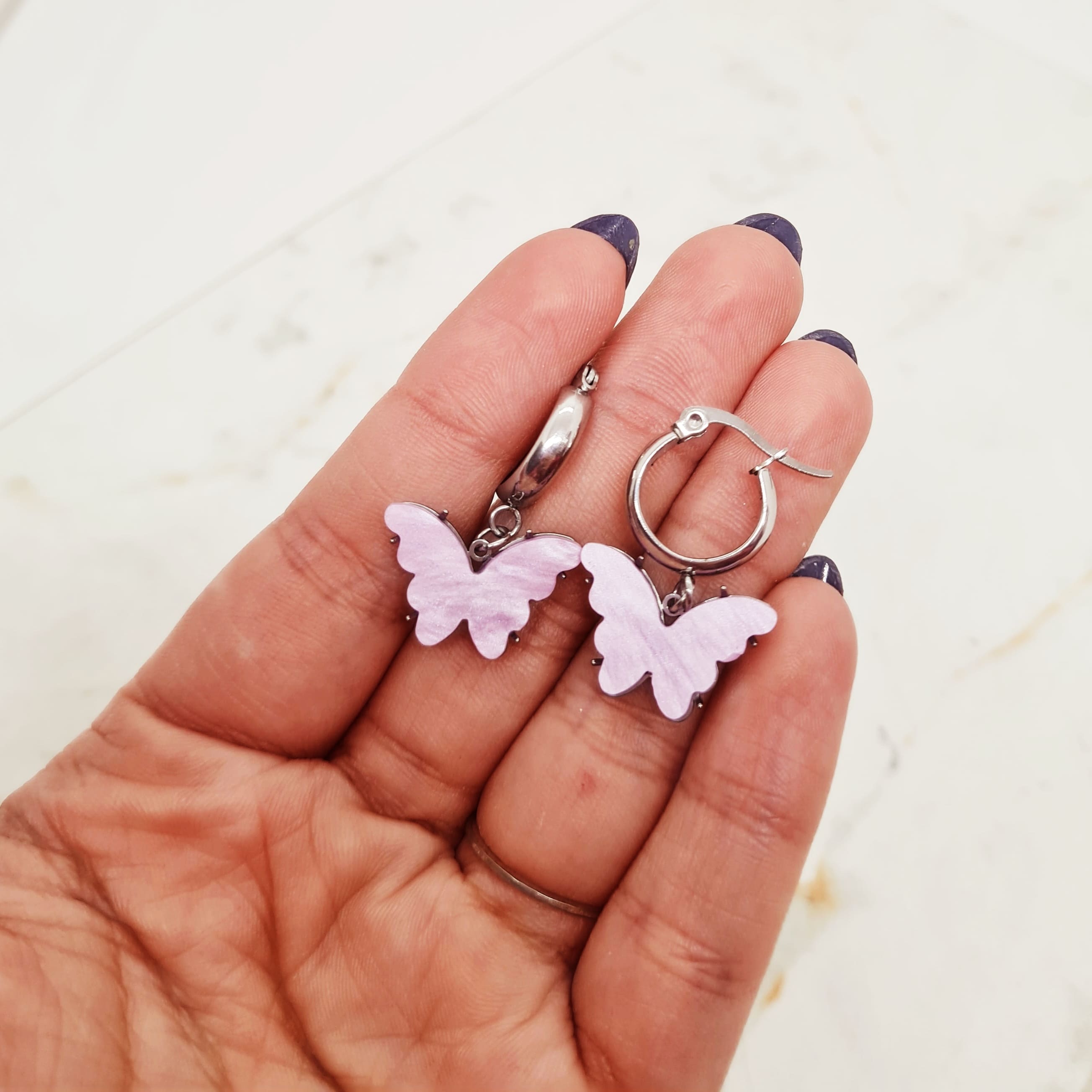 Imagen de producto ARGOLLA ANCHA CON MARIPOSA - LILA