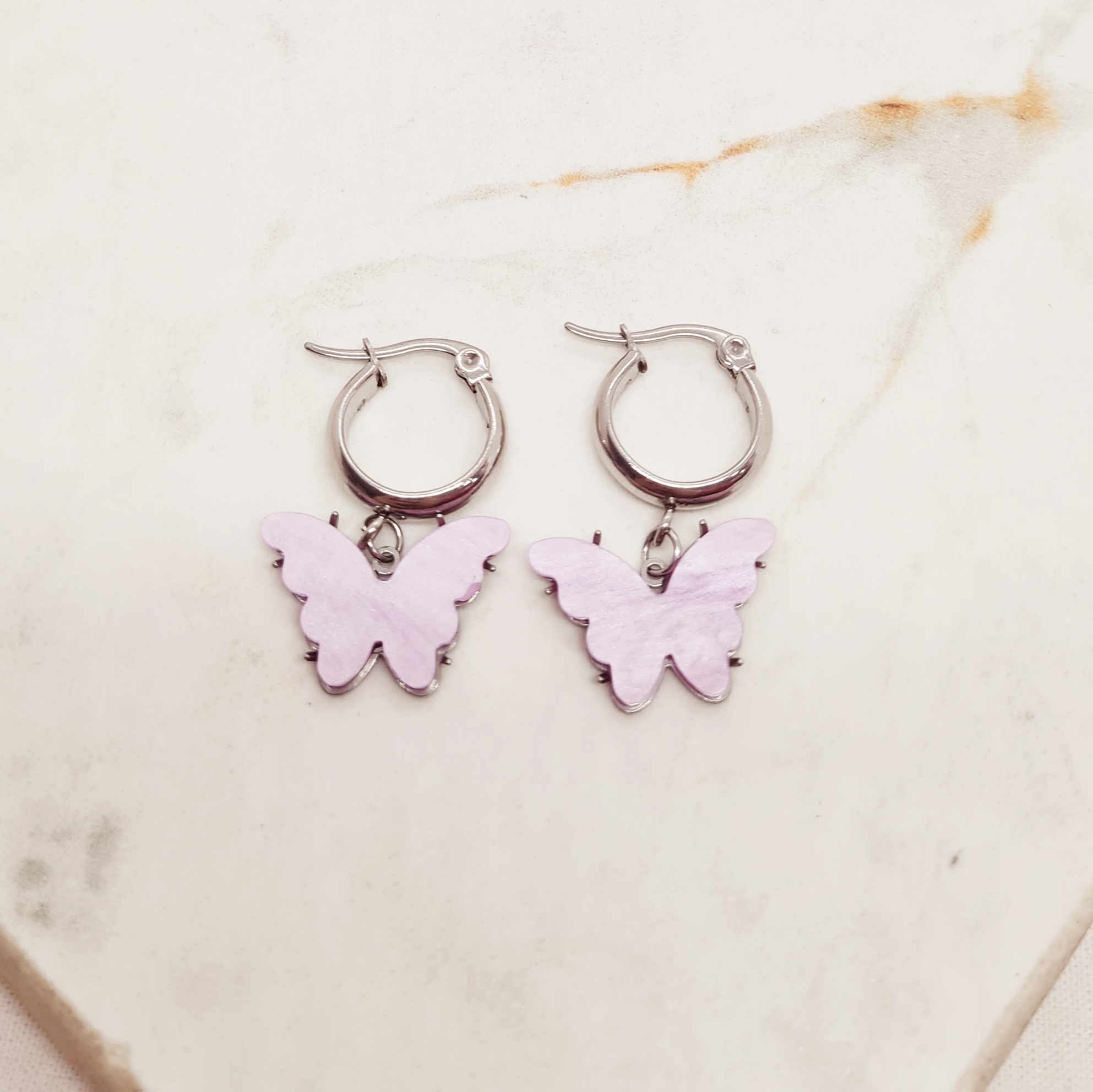 Imagen de producto ARGOLLA ANCHA CON MARIPOSA - LILA