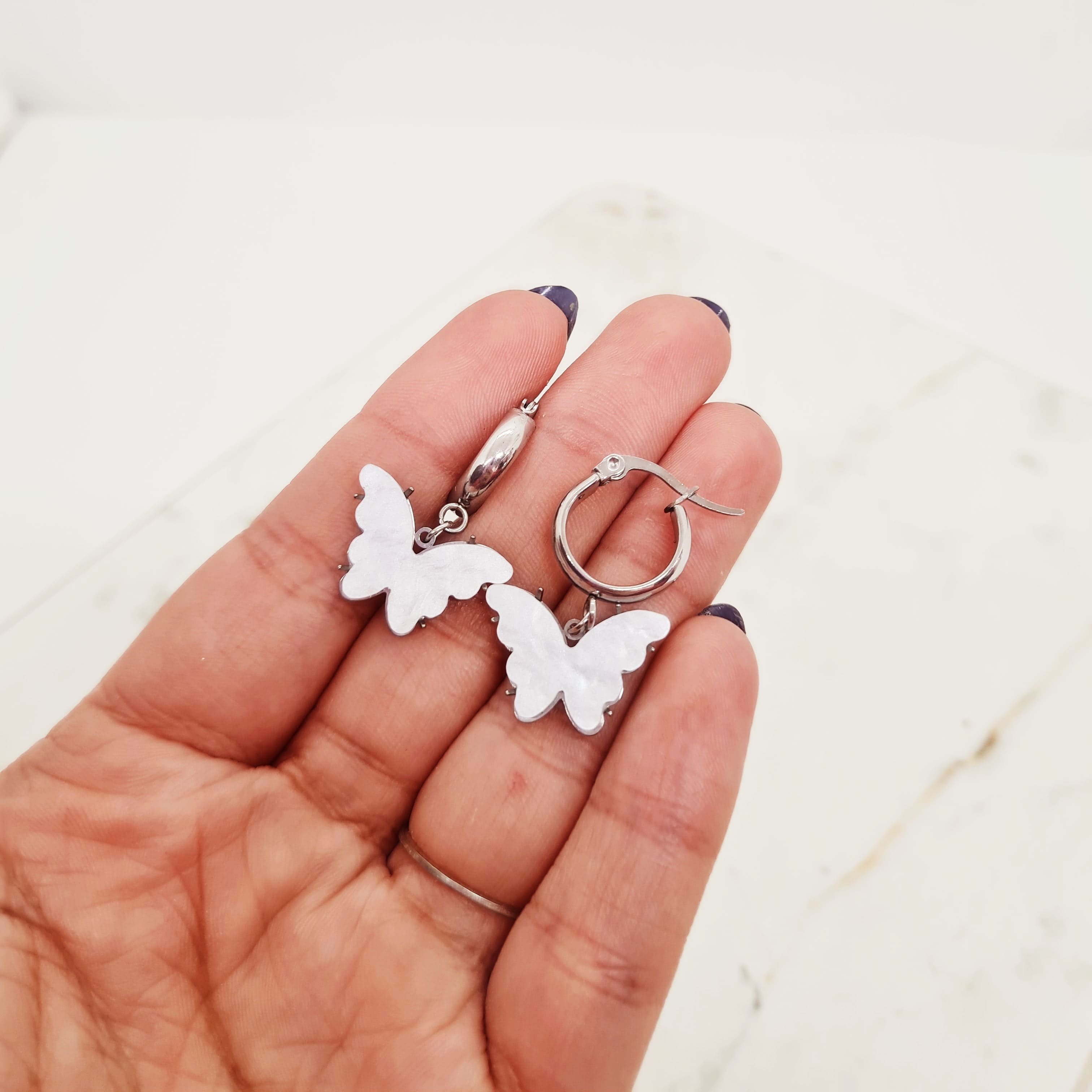 Imagen de producto ARGOLLA ANCHA CON MARIPOSA - BLANCA