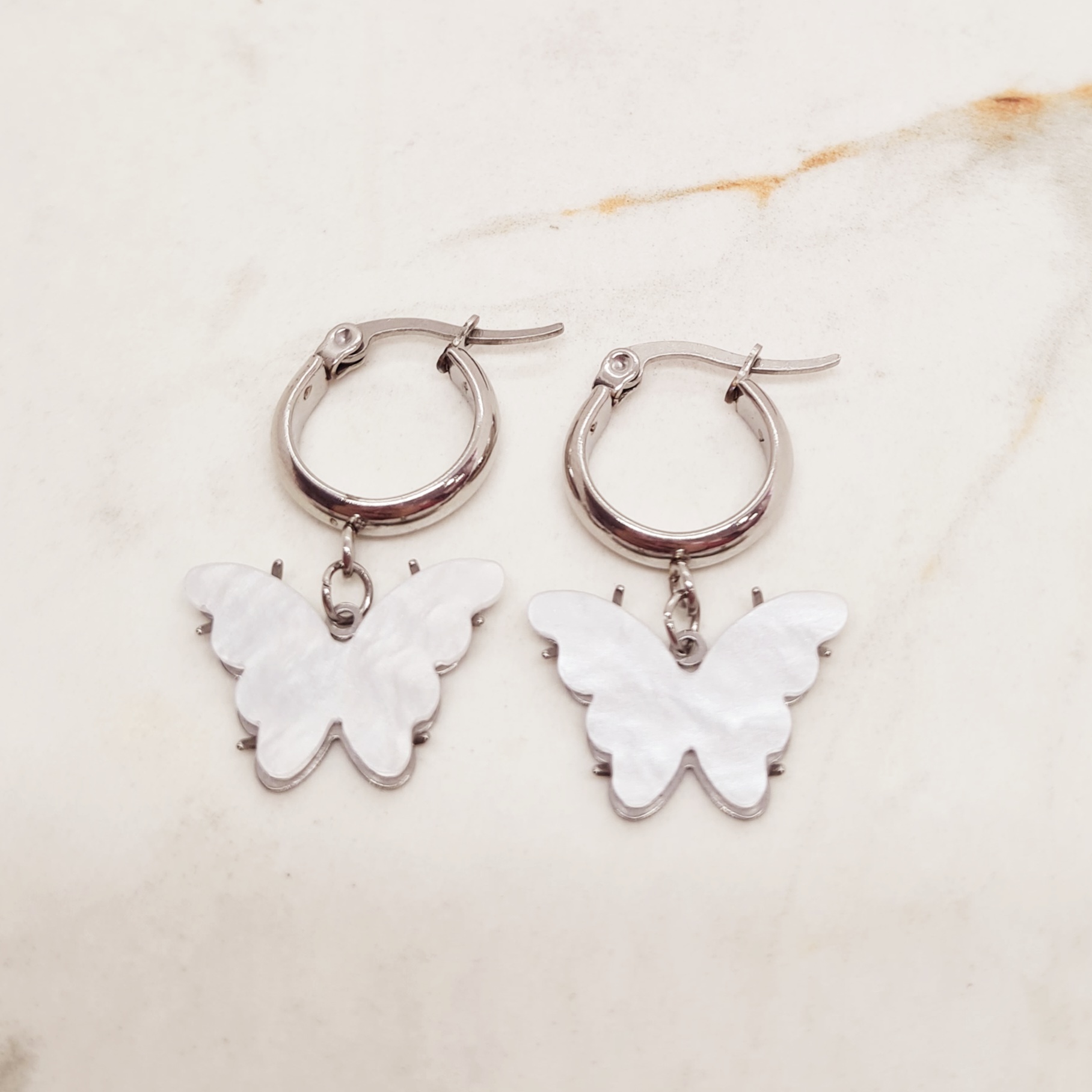 Imagen de producto ARGOLLA ANCHA CON MARIPOSA - BLANCA