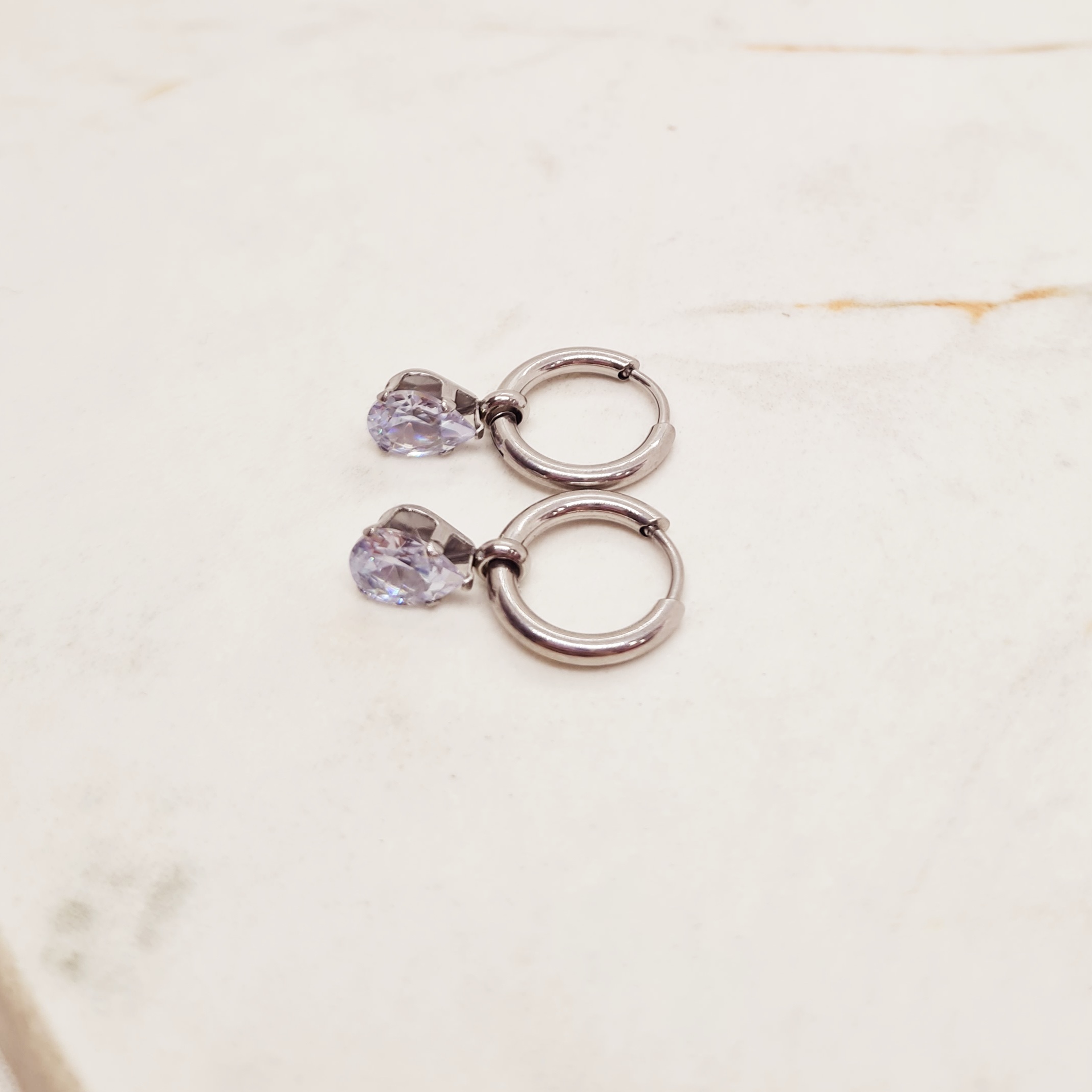 Imagen de producto ARGOLLA BISAGRA CON CUBIC COLGANTE - GOTA