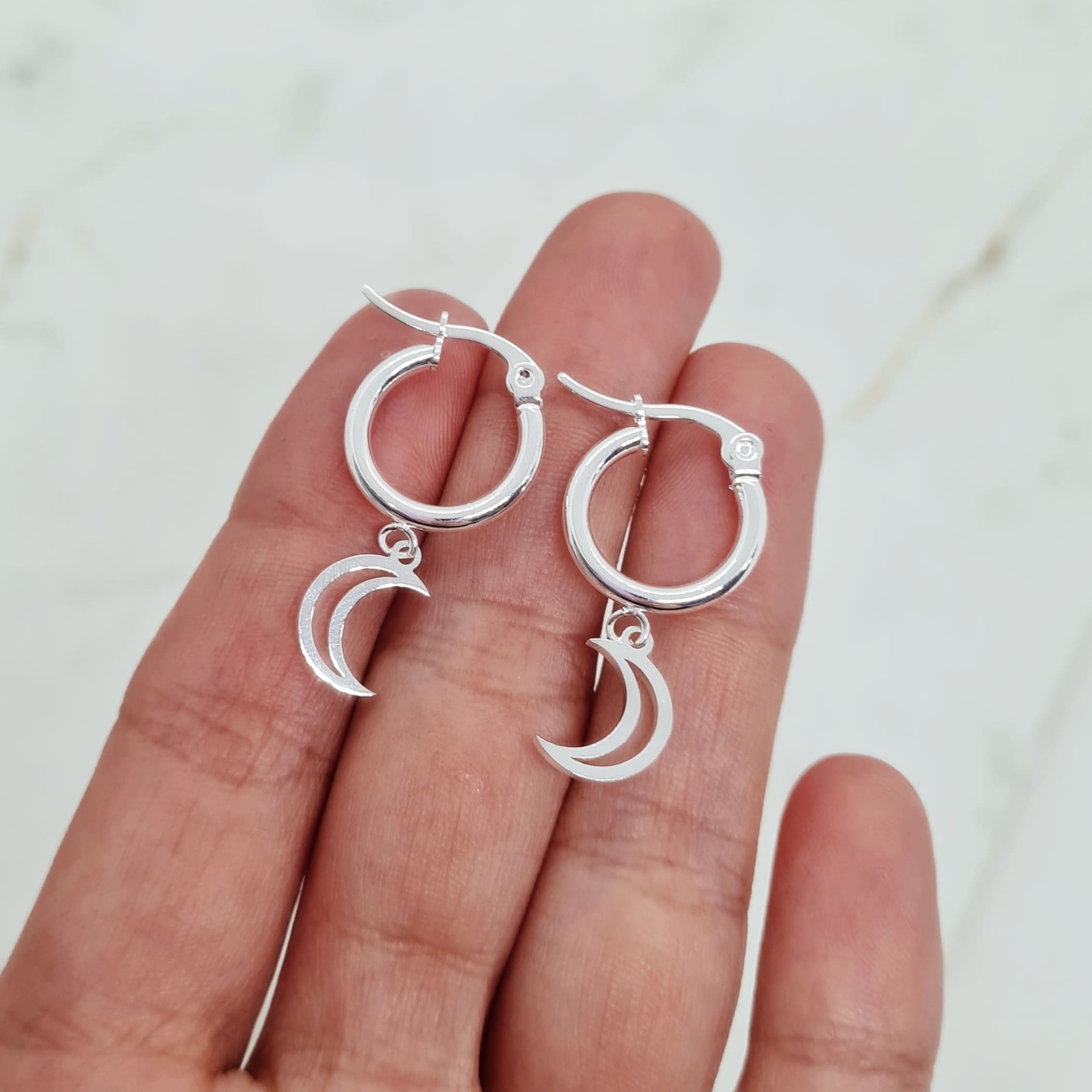 Imagen de producto ARGOLLA ACERO BLANCO MINI CON DIJE CALADO - LUNA