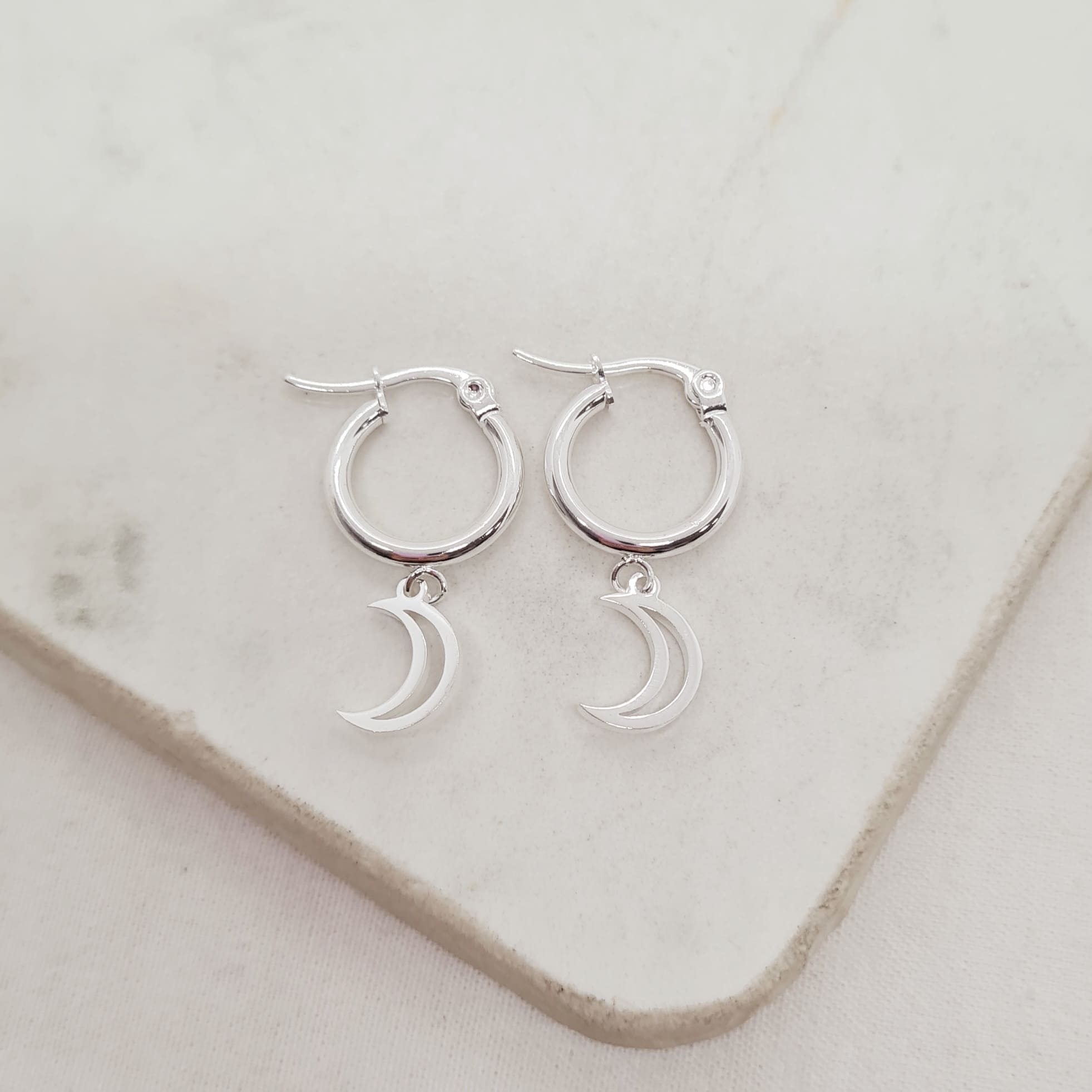 Imagen de producto ARGOLLA ACERO BLANCO MINI CON DIJE CALADO - LUNA