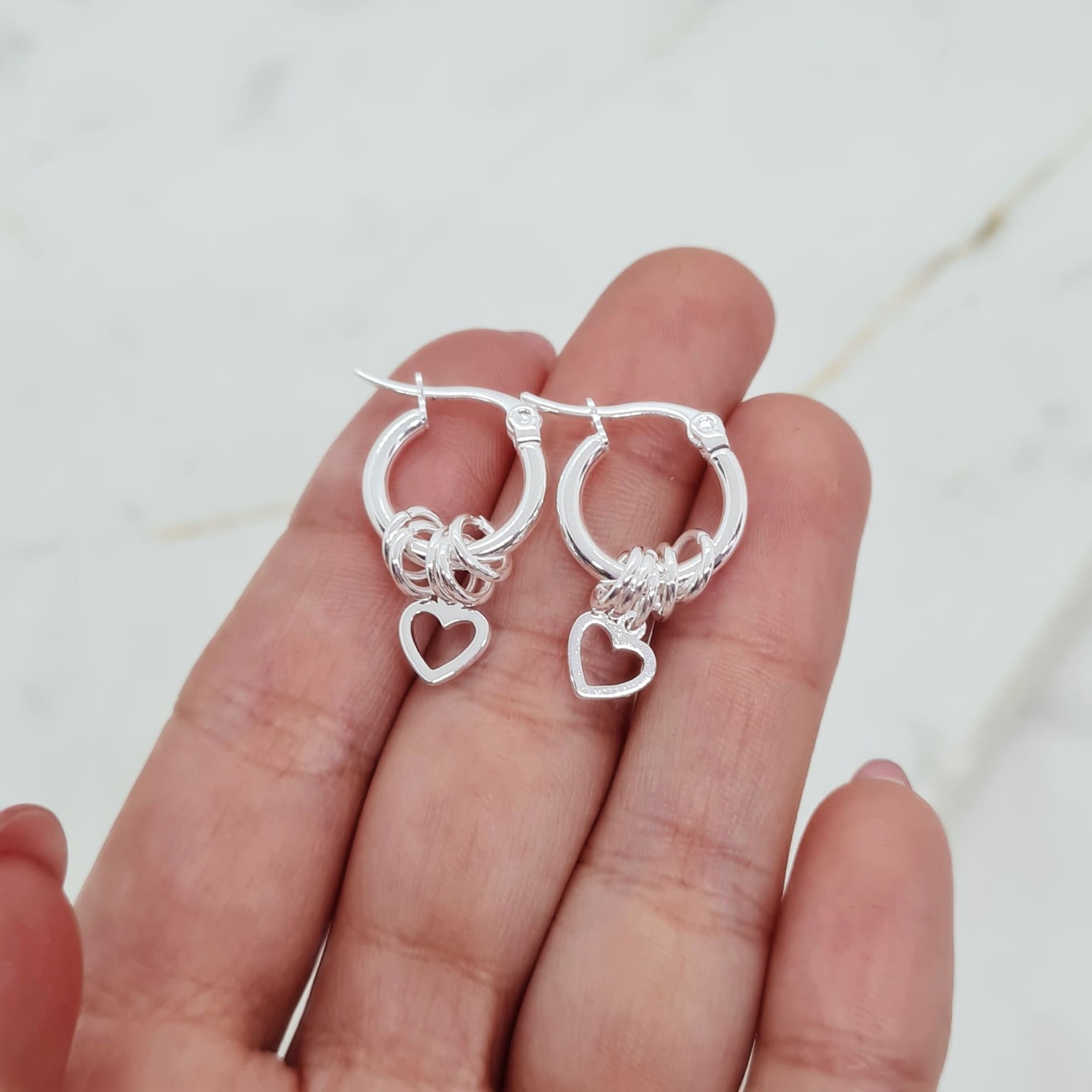 Imagen de producto ARGOLLA ACERO BLANCO MINI CON ARGOLLITAS Y DIJE - CORAZON CALADO