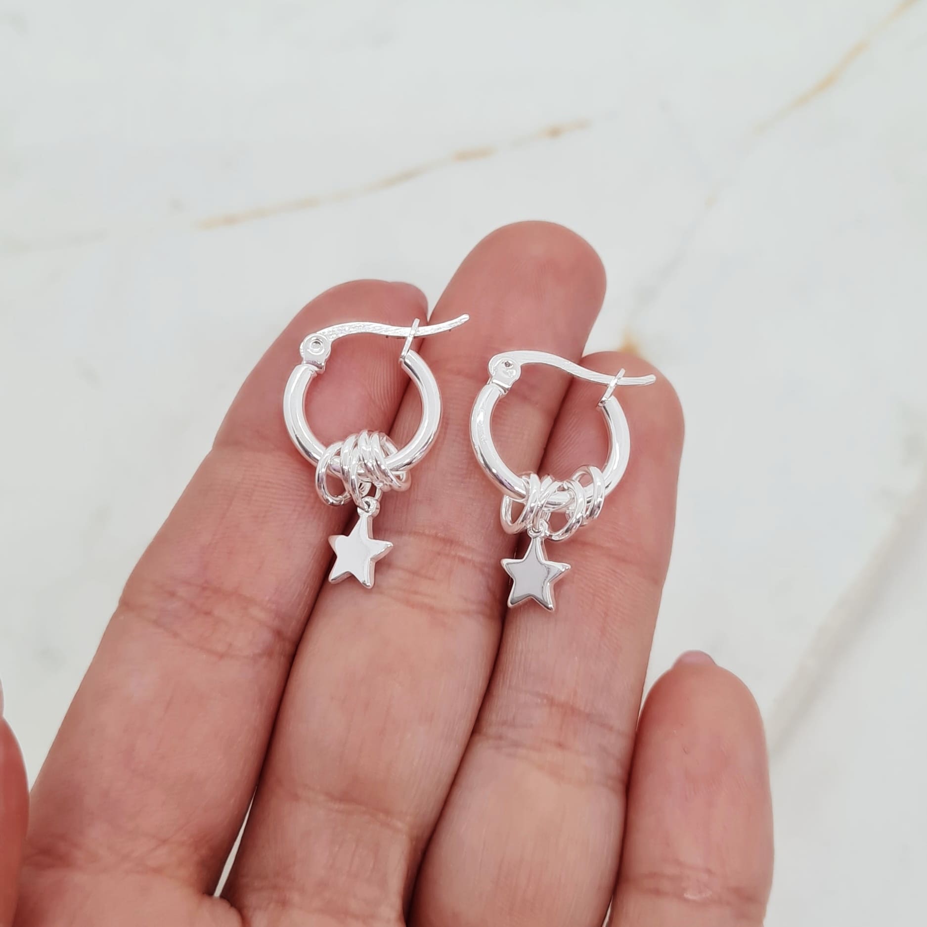 Imagen de producto ARGOLLA ACERO BLANCO MINI CON ARGOLLITAS Y DIJE - ESTRELLA LISA