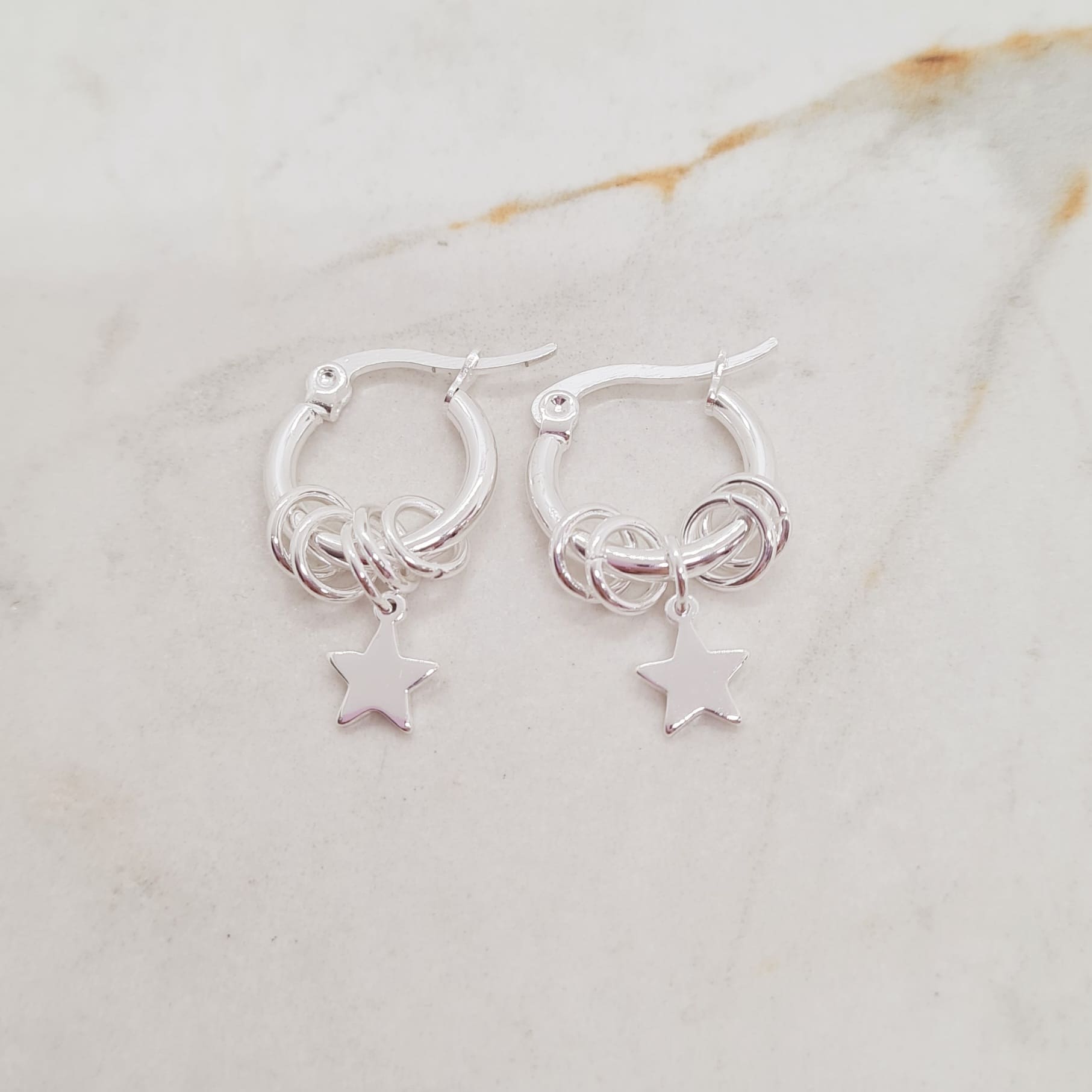 Imagen de producto ARGOLLA ACERO BLANCO MINI CON ARGOLLITAS Y DIJE - ESTRELLA LISA