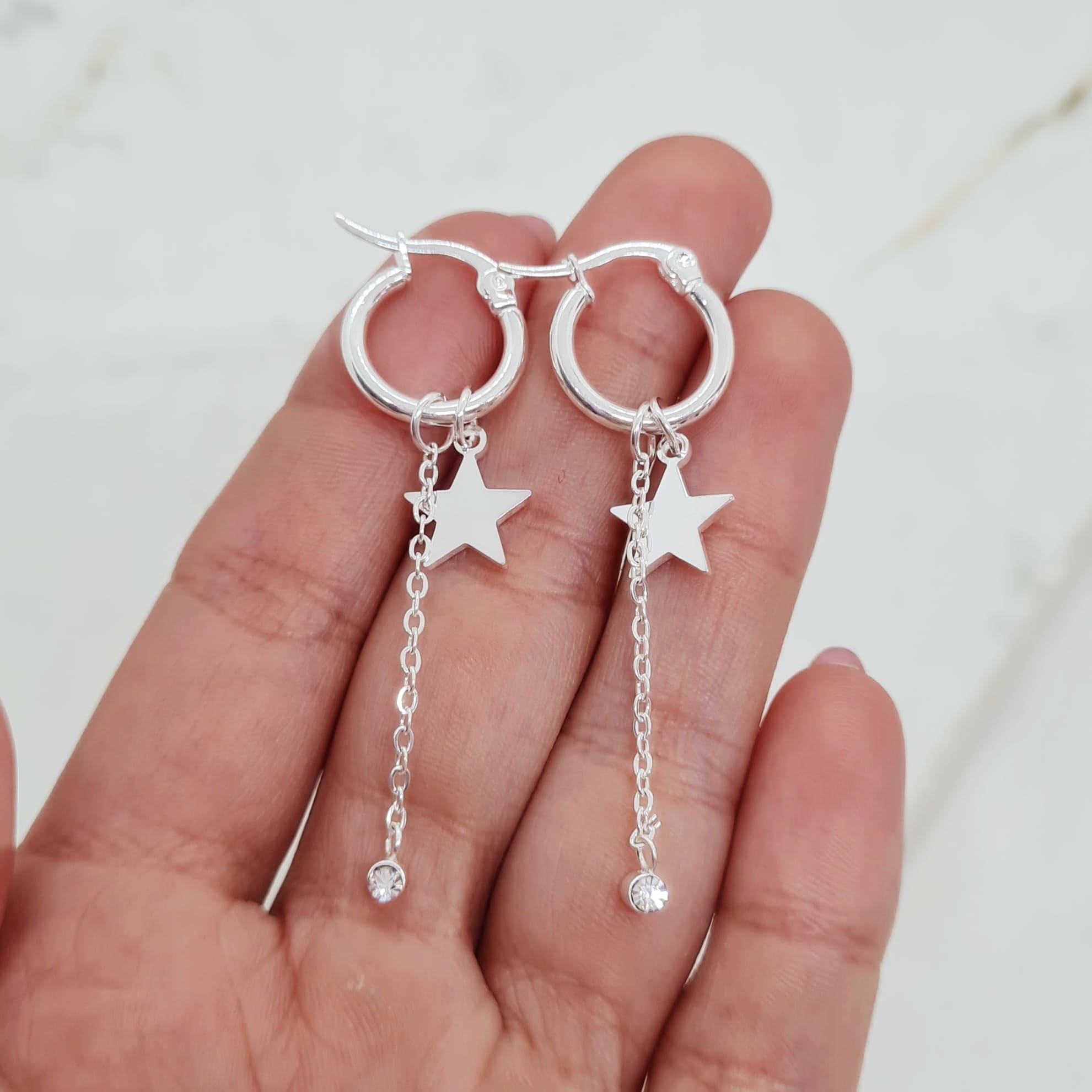 Imagen de producto ARGOLLA ACERO BLANCO CON ESTRELLA Y STRASS COLGANTE