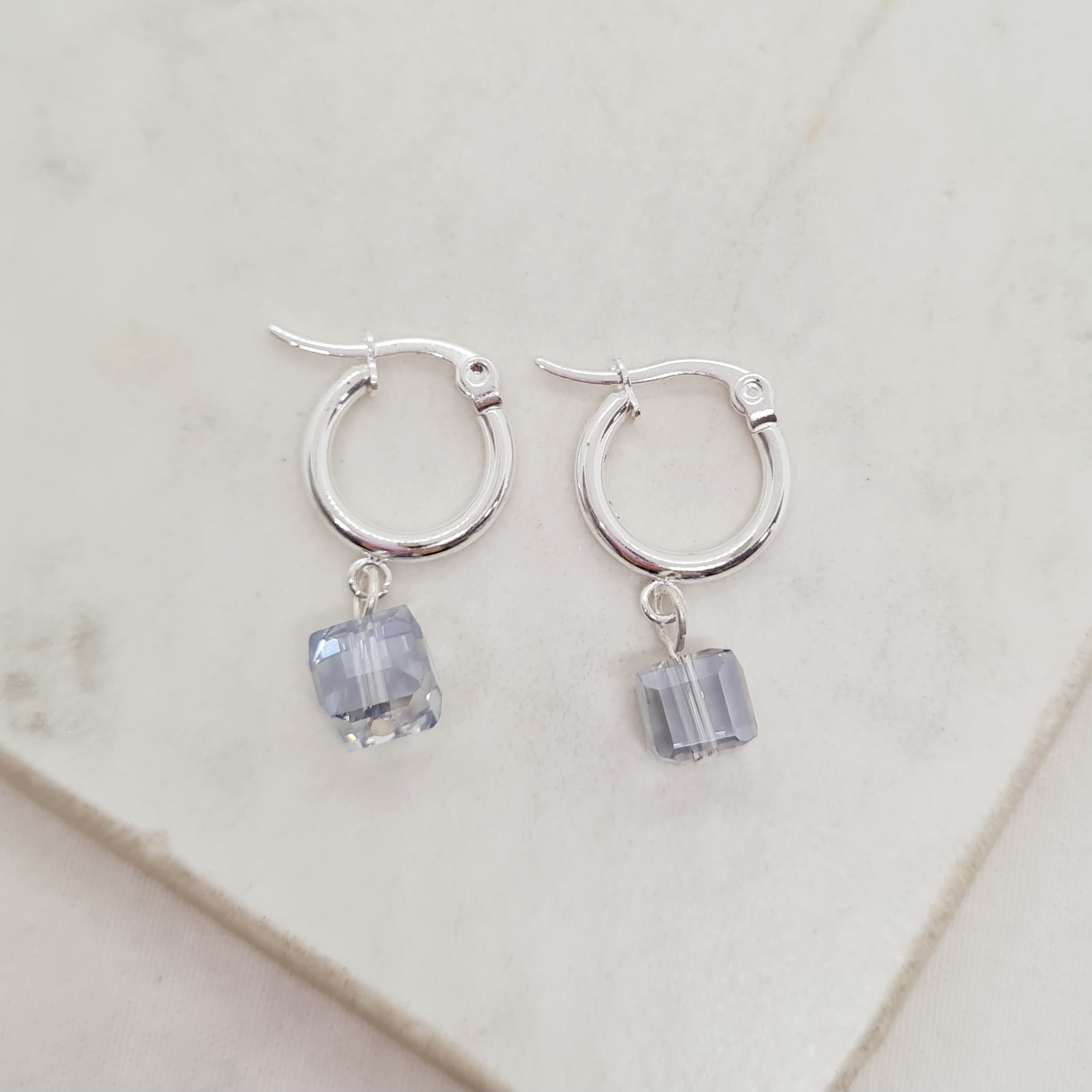 Imagen de producto ARGOLLA ACERO BLANCO CON CRISTAL - CUADRADO TRANSPARENTE