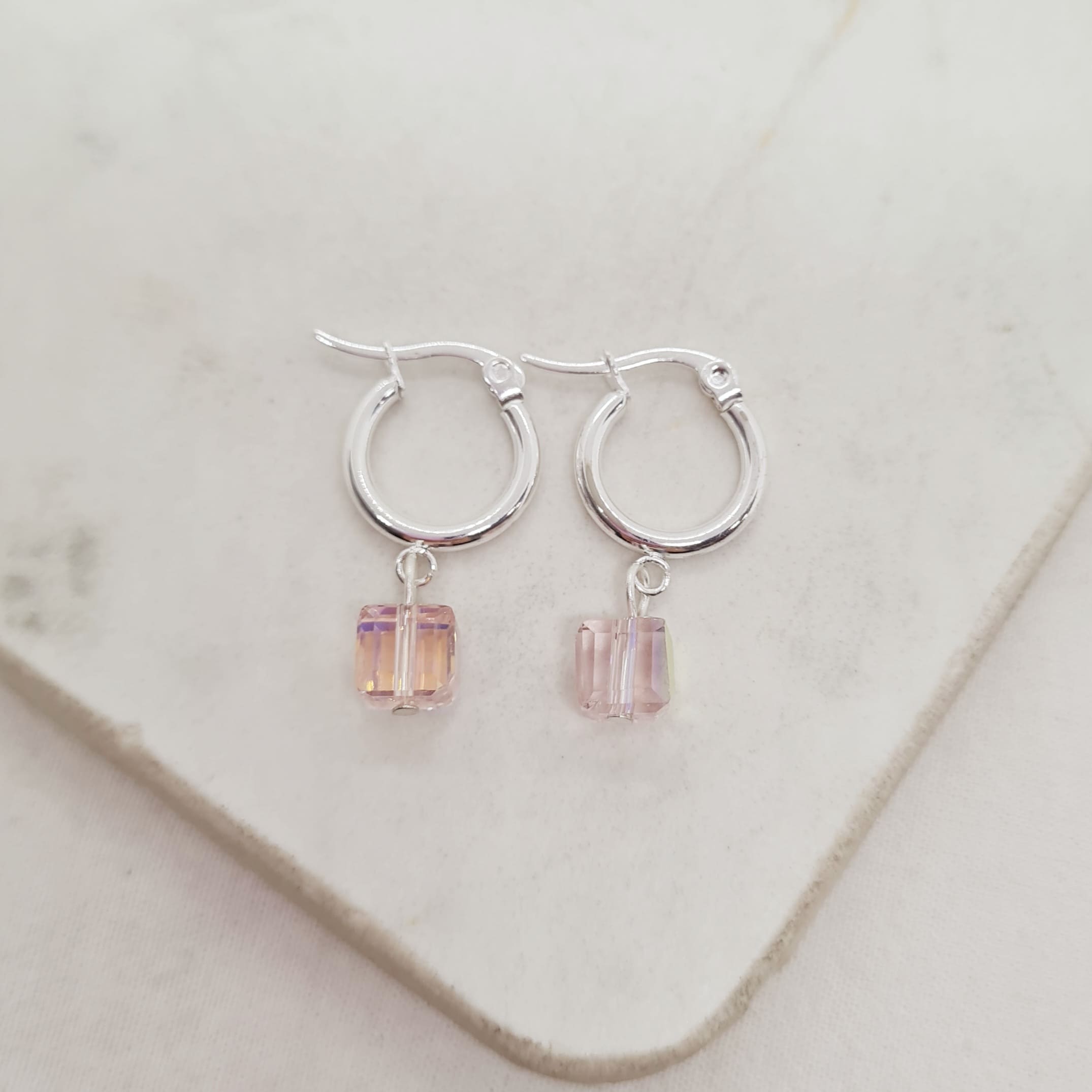 Imagen de producto ARGOLLA ACERO BLANCO CON CRISTAL - CUADRADO ROSA