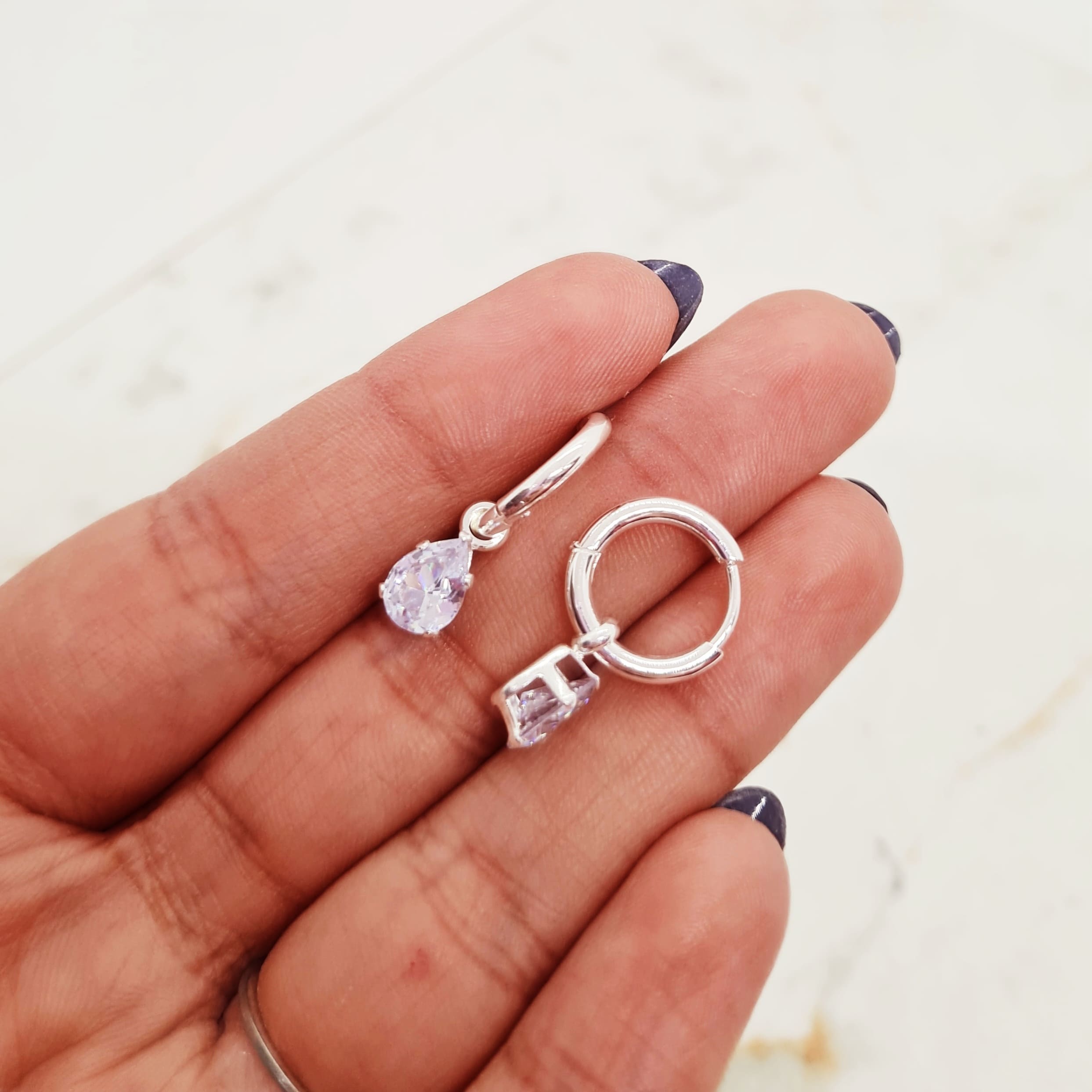 Imagen de producto ARGOLLA ACERO BLANCO BISAGRA CON CUBIC COLGANTE - GOTA