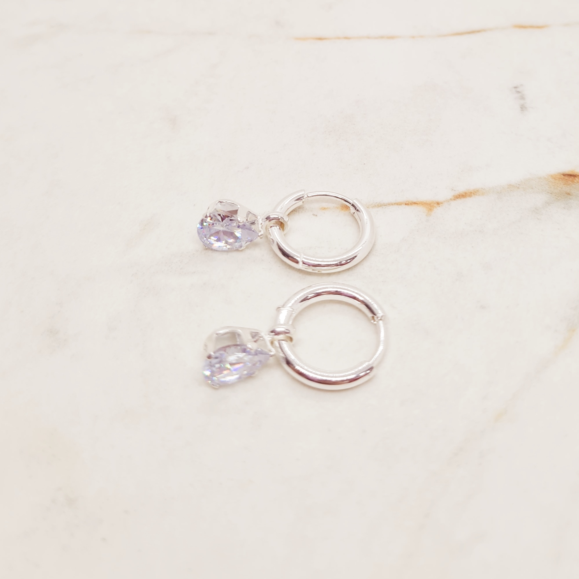 Imagen de producto ARGOLLA ACERO BLANCO BISAGRA CON CUBIC COLGANTE - GOTA