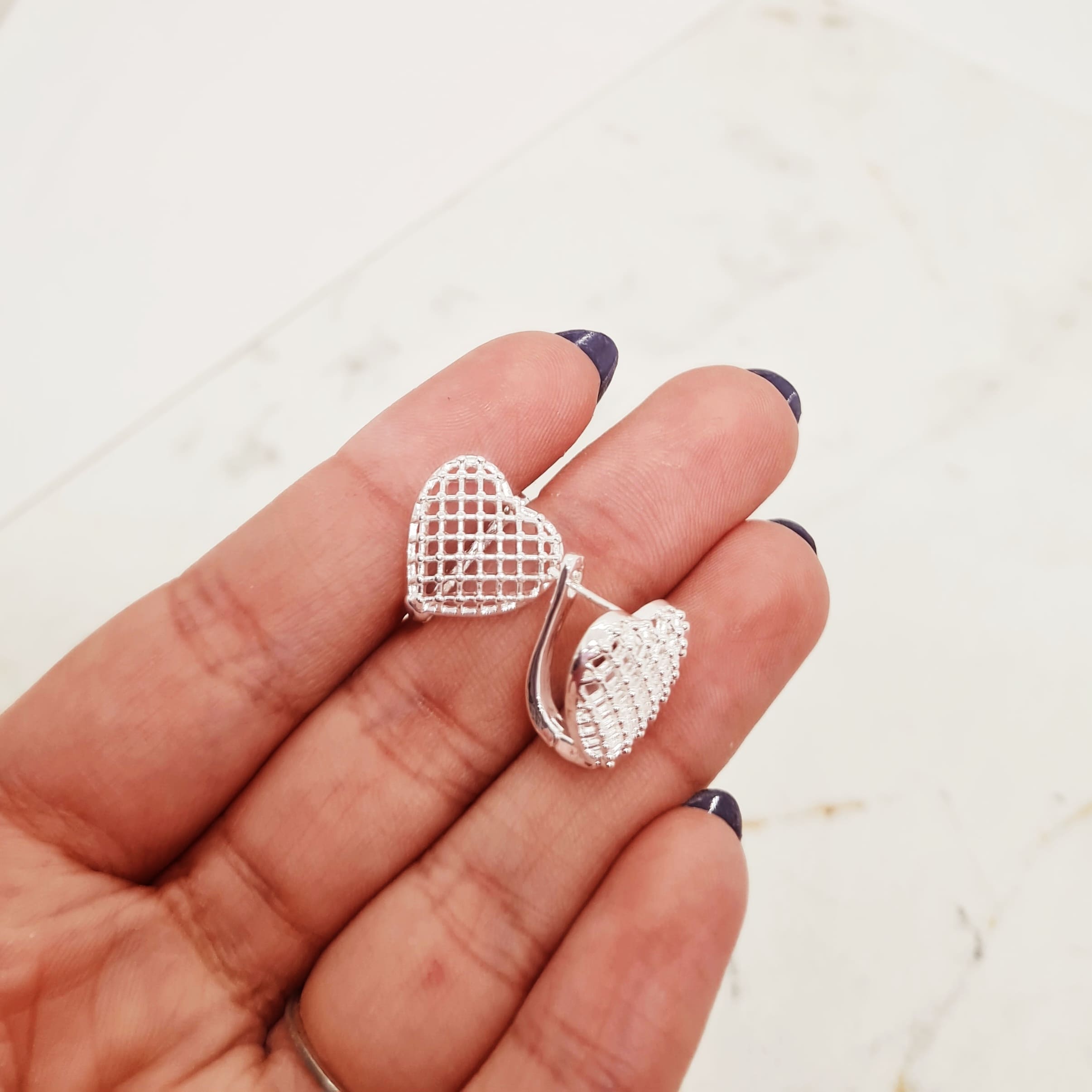 Imagen de producto AROS ACERO BLANCO CORAZON CON LINEAS CRUZADAS