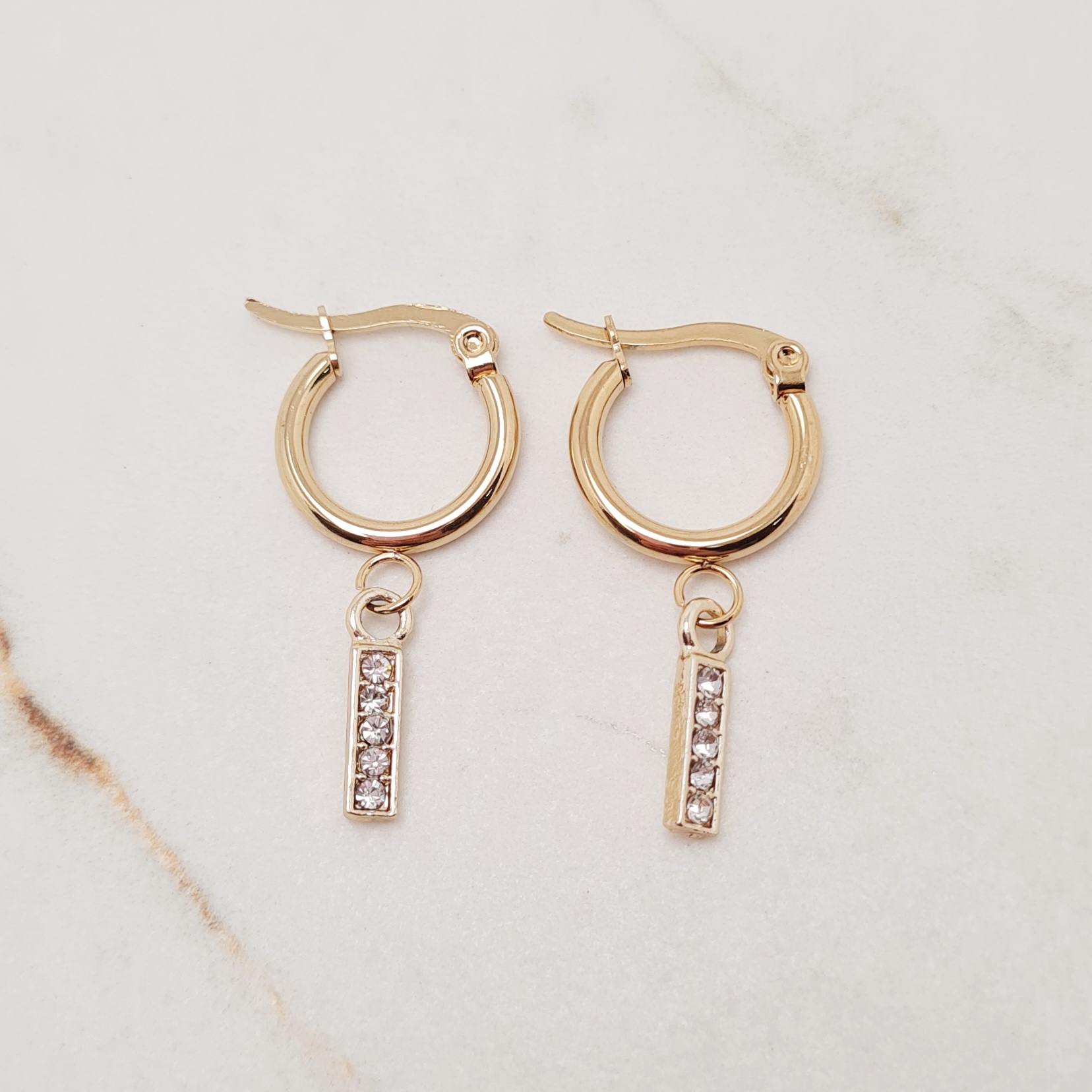 Imagen de producto ARGOLLA ACERO DORADO CON DIJE RECTANGULO CON STRASS BLANCOS