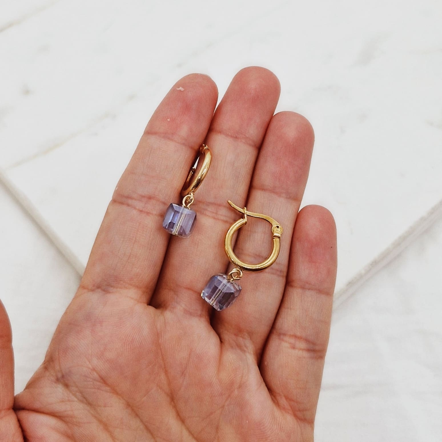 Imagen de producto ARGOLLA ACERO DORADO MINI CON CRISTAL - CUADRADO LAVANDA