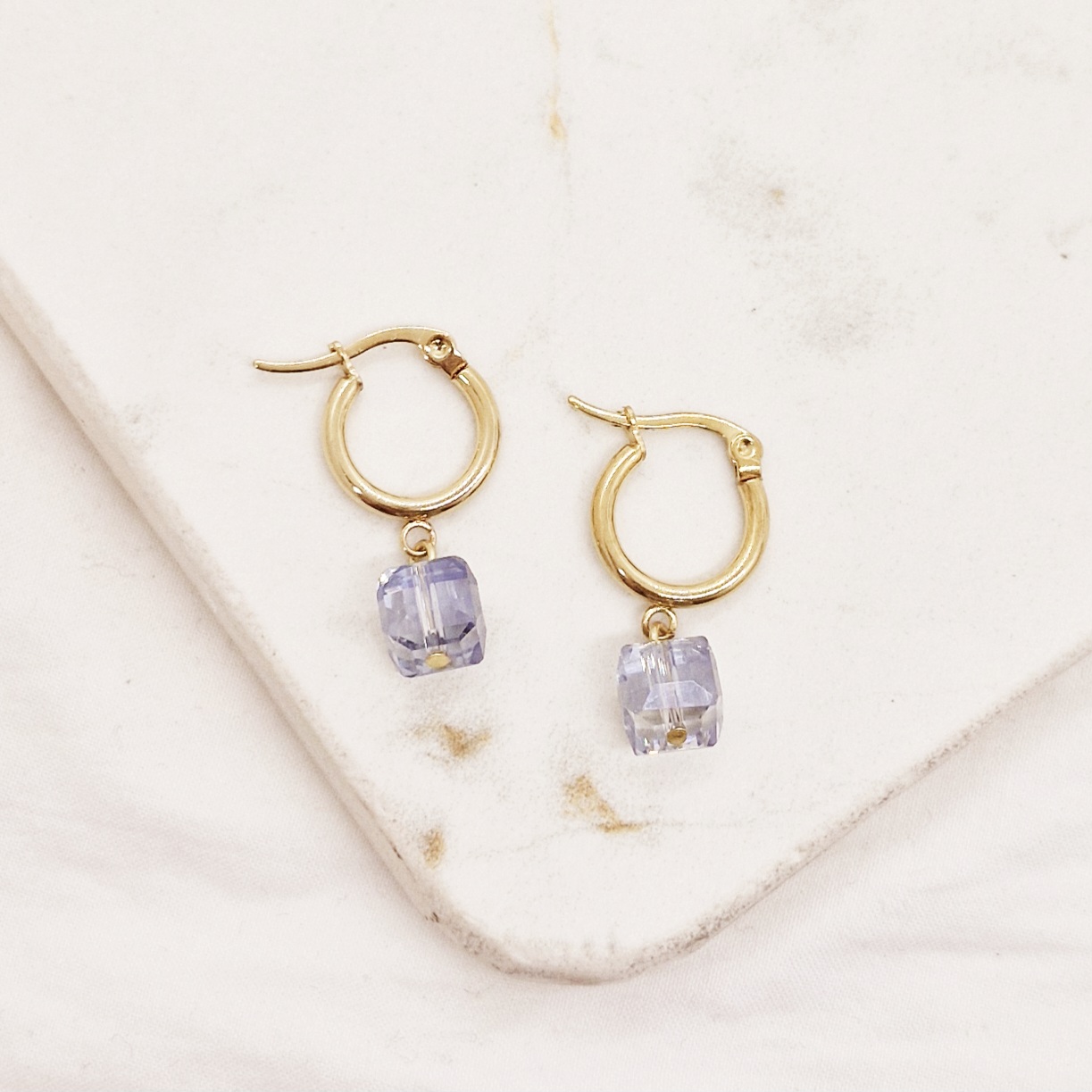 Imagen de producto ARGOLLA ACERO DORADO MINI CON CRISTAL - CUADRADO LAVANDA