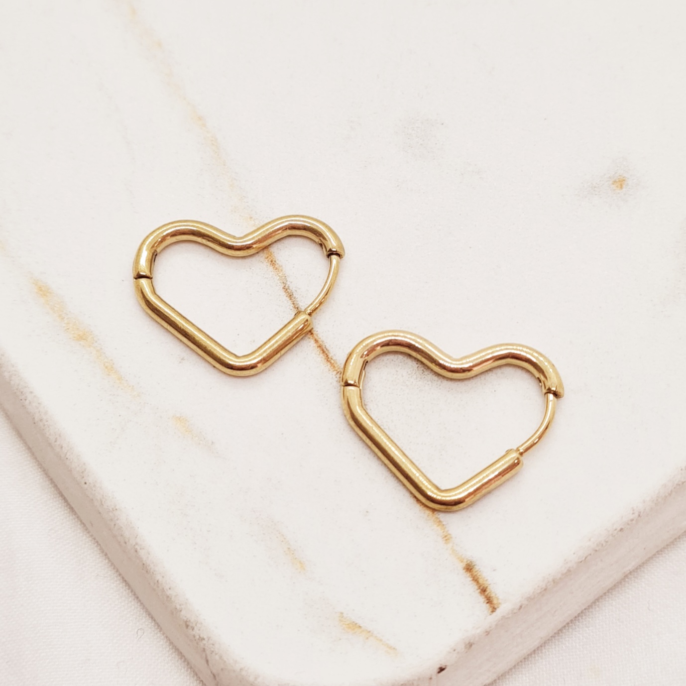 Imagen de producto ARGOLLA ACERO DORADO BISAGRA - CORAZON