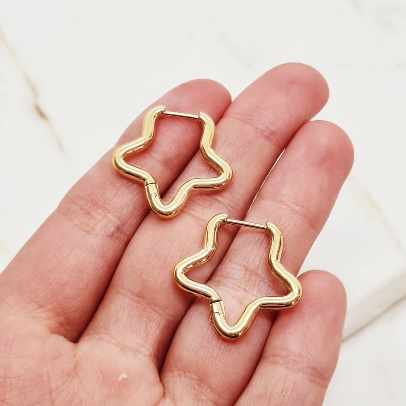 Imagen de producto ARGOLLA ACERO DORADO BISAGRA - ESTRELLA
