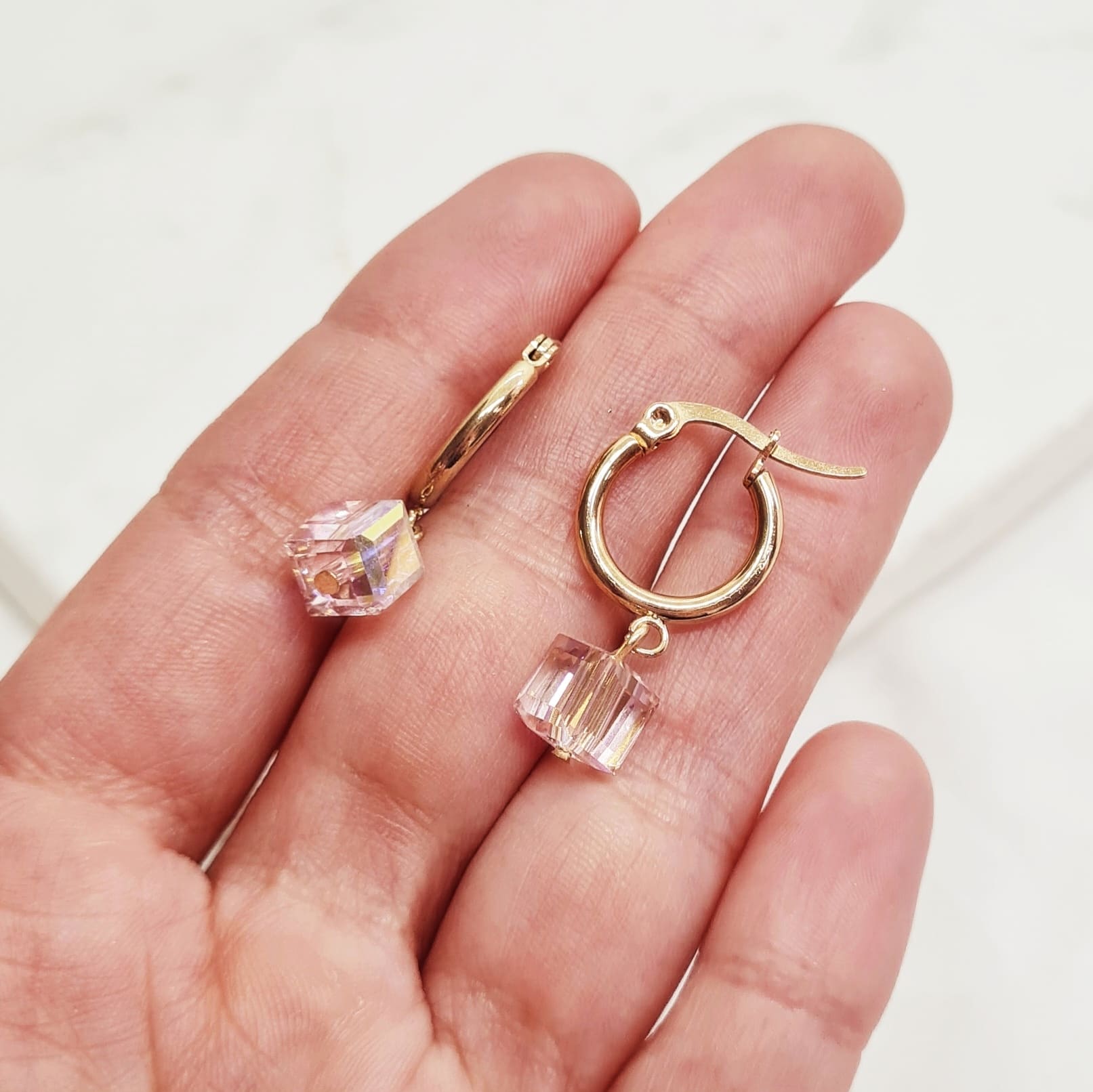 Imagen de producto ARGOLLA ACERO DORADO CON CRISTAL - CUADRADO ROSA