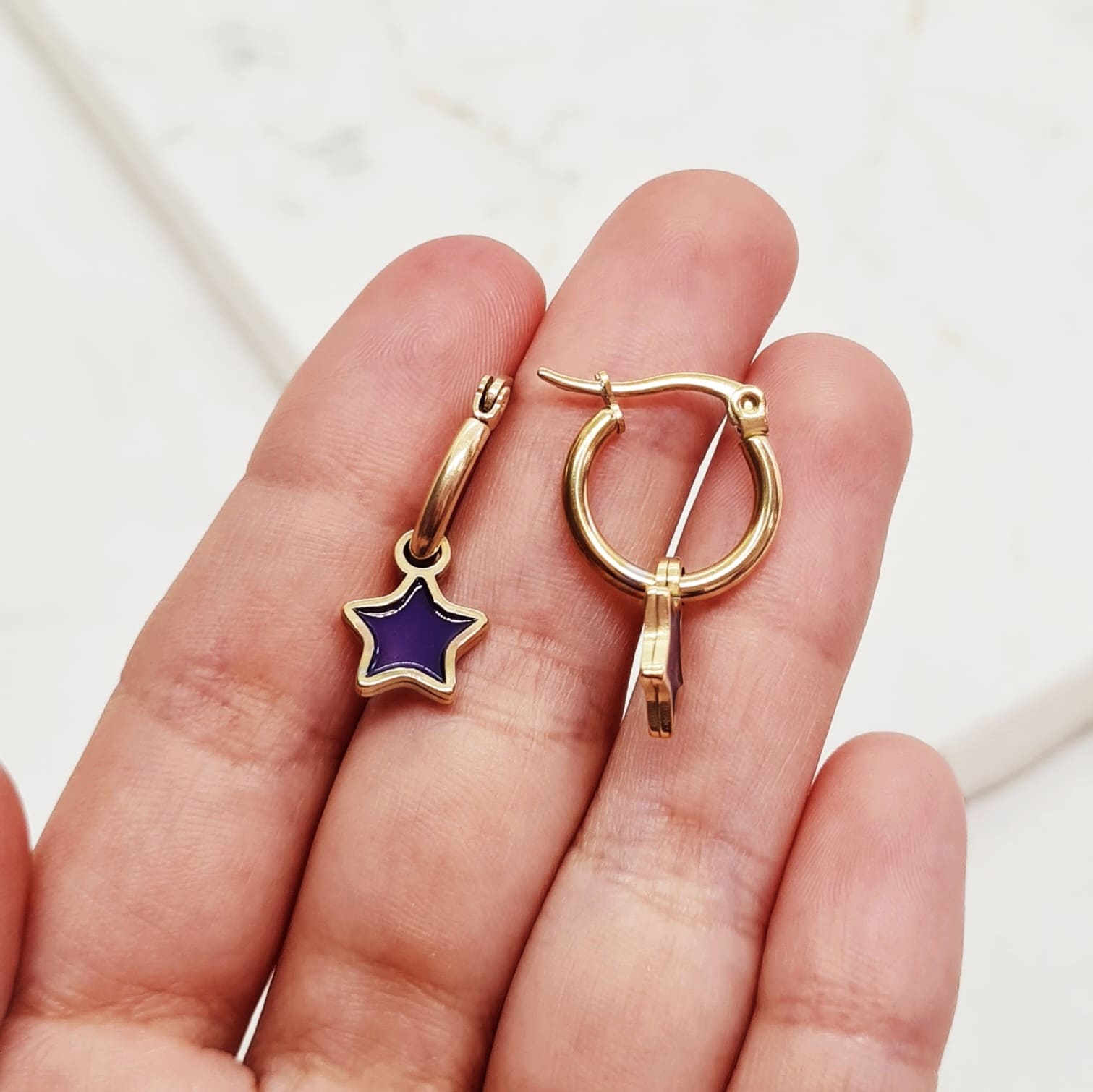 Imagen de producto ARGOLLA ACERO DORADO MINI CON DIJE ESTRELLA ESMALTADA - VIOLETA