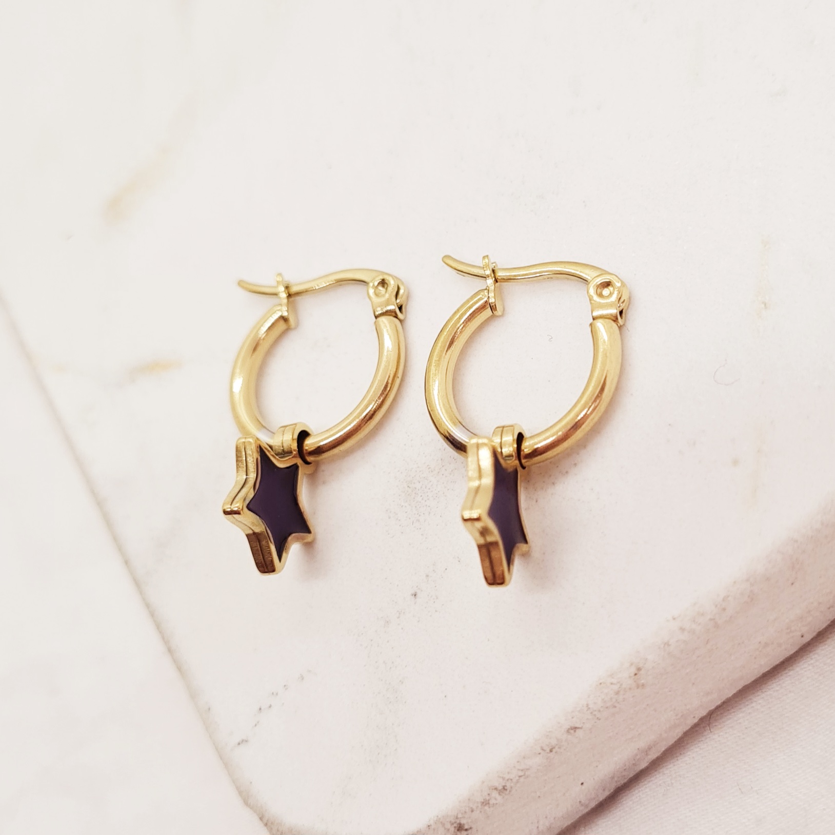 Imagen de producto ARGOLLA ACERO DORADO MINI CON DIJE ESTRELLA ESMALTADA - VIOLETA