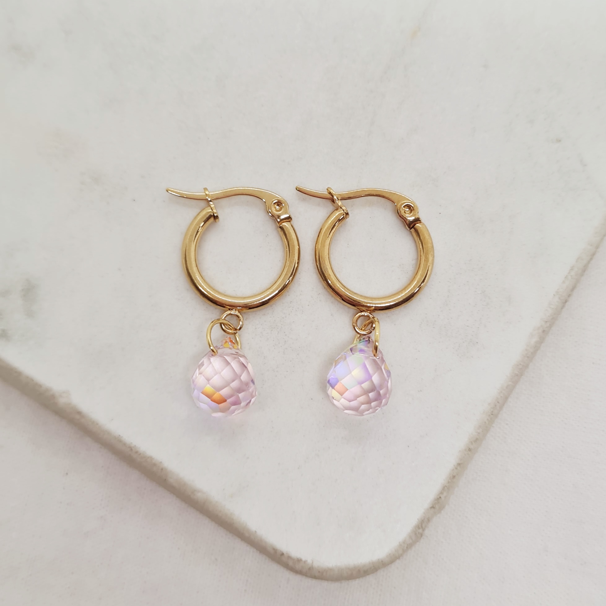 Imagen de producto ARGOLLA ACERO DORADO CON CRISTAL - GOTA ROSA