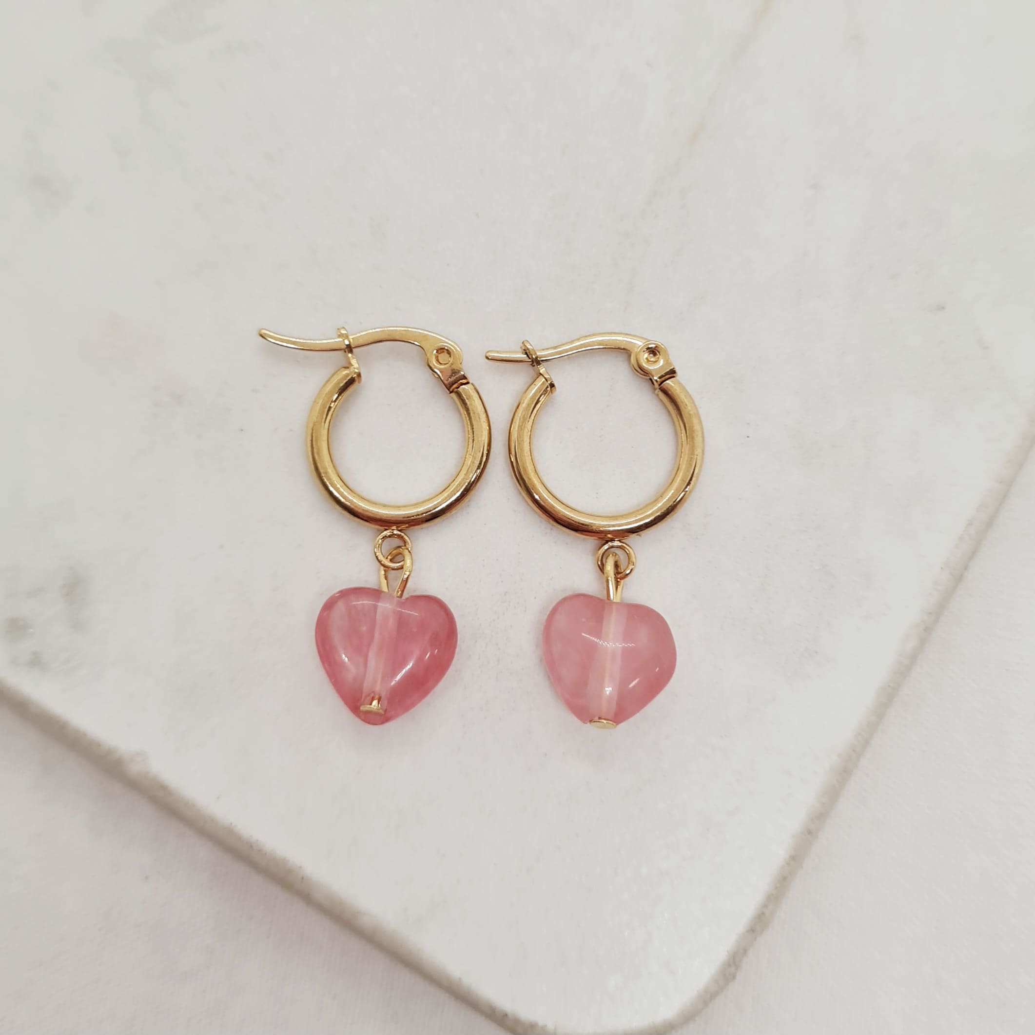 Imagen de producto ARGOLLA ACERO DORADO CON PIEDRA - CUARZO ROSA