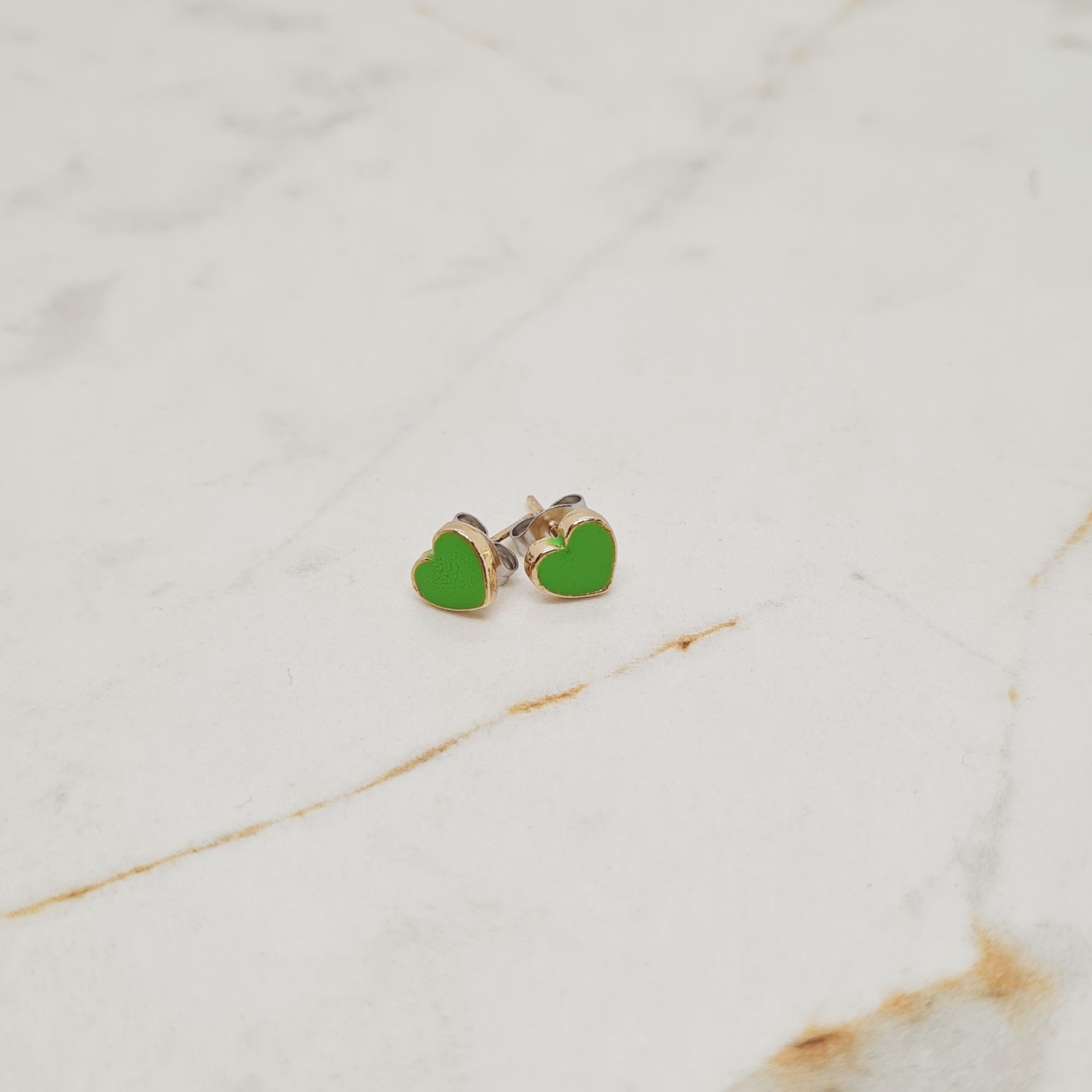 Imagen de producto AROS ACERO DORADO CORAZON ESMALTADO - VERDE