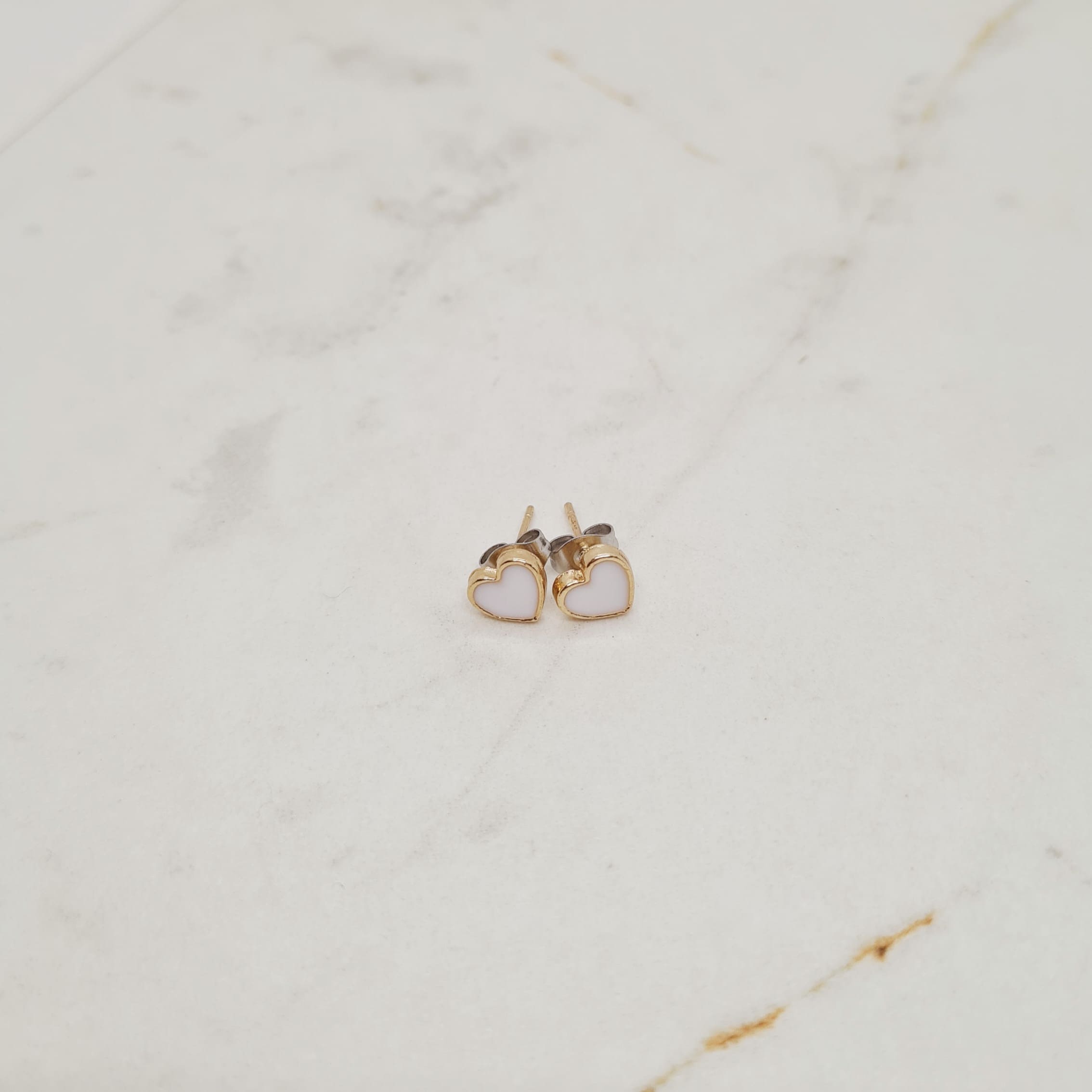 Imagen de producto AROS ACERO DORADO CORAZON ESMALTADO - BLANCO