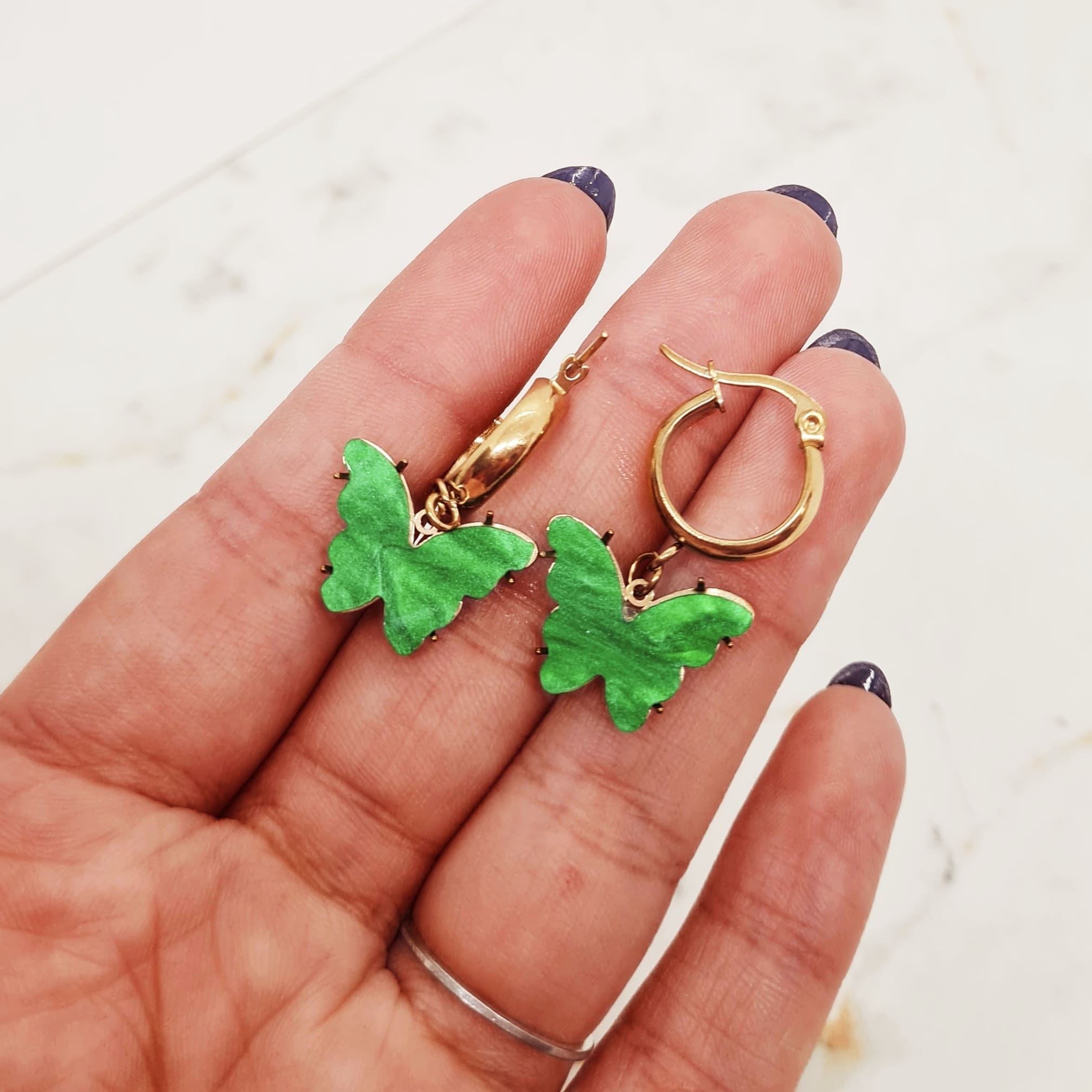 Imagen de producto ARGOLLA ACERO DORADO ANCHA CON MARIPOSA - VERDE