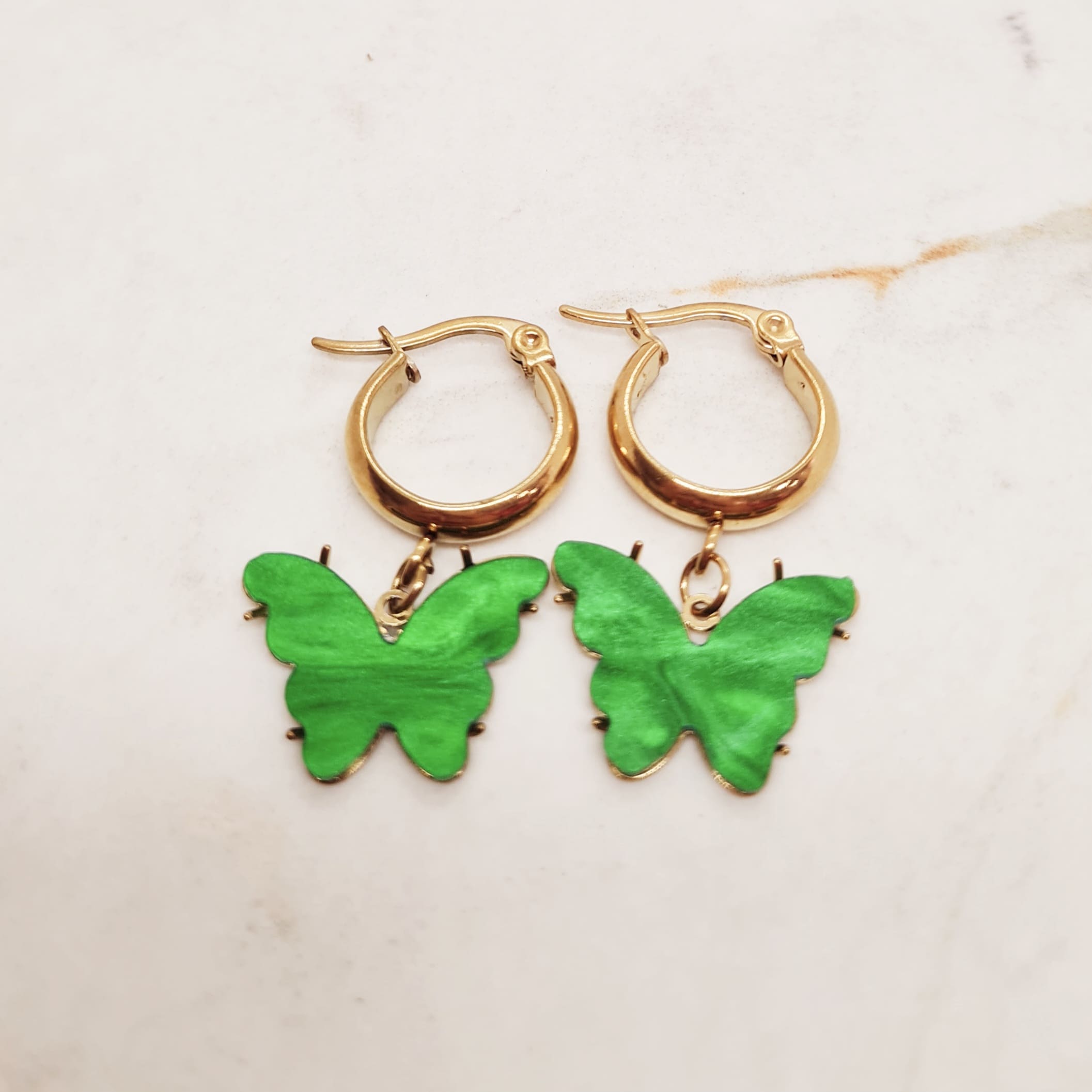 Imagen de producto ARGOLLA ACERO DORADO ANCHA CON MARIPOSA - VERDE
