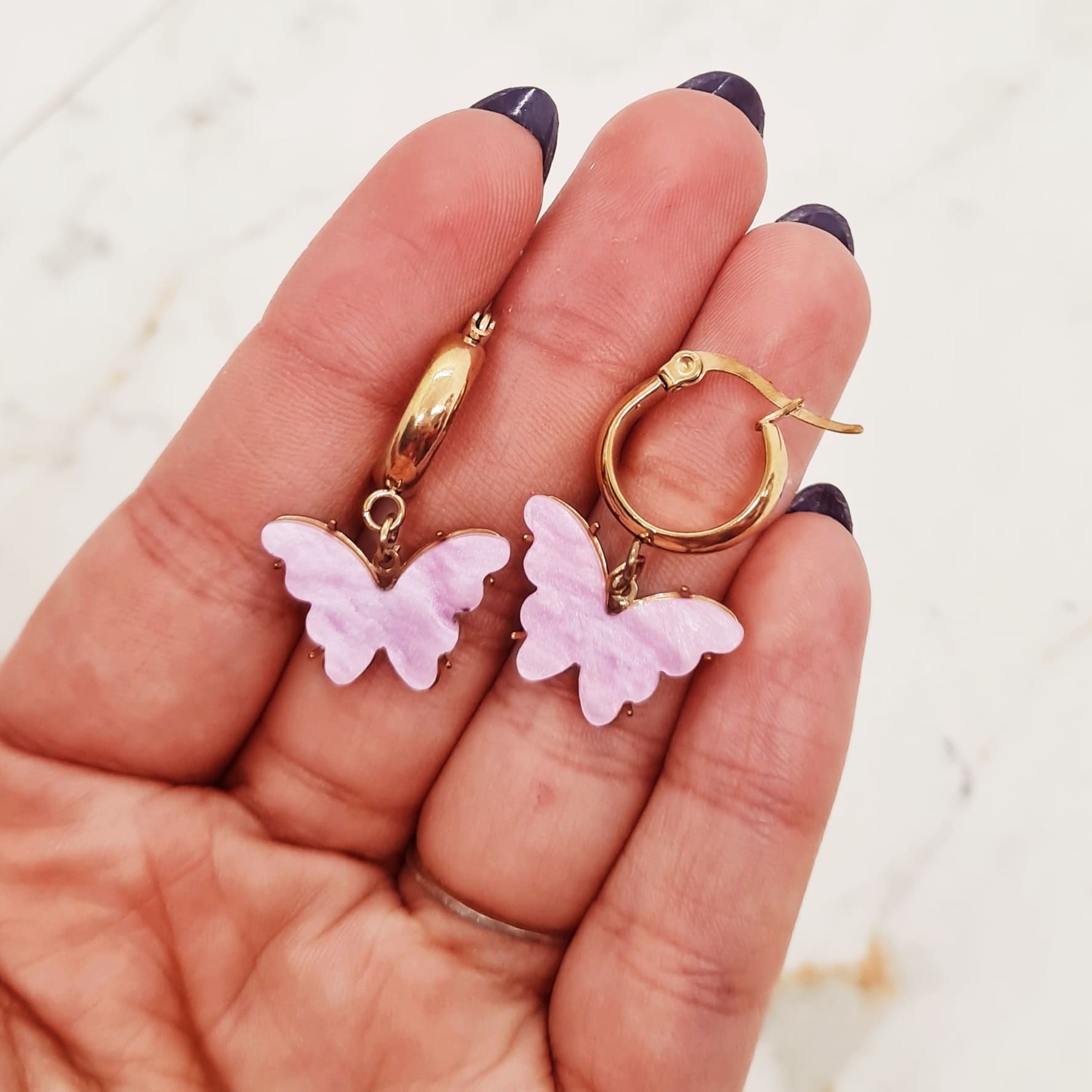 Imagen de producto ARGOLLA ACERO DORADO ANCHA CON MARIPOSA - LILA
