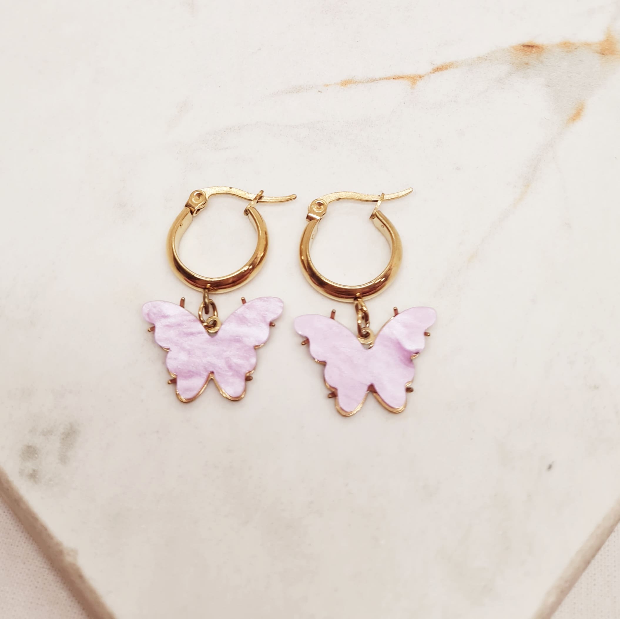 Imagen de producto ARGOLLA ACERO DORADO ANCHA CON MARIPOSA - LILA