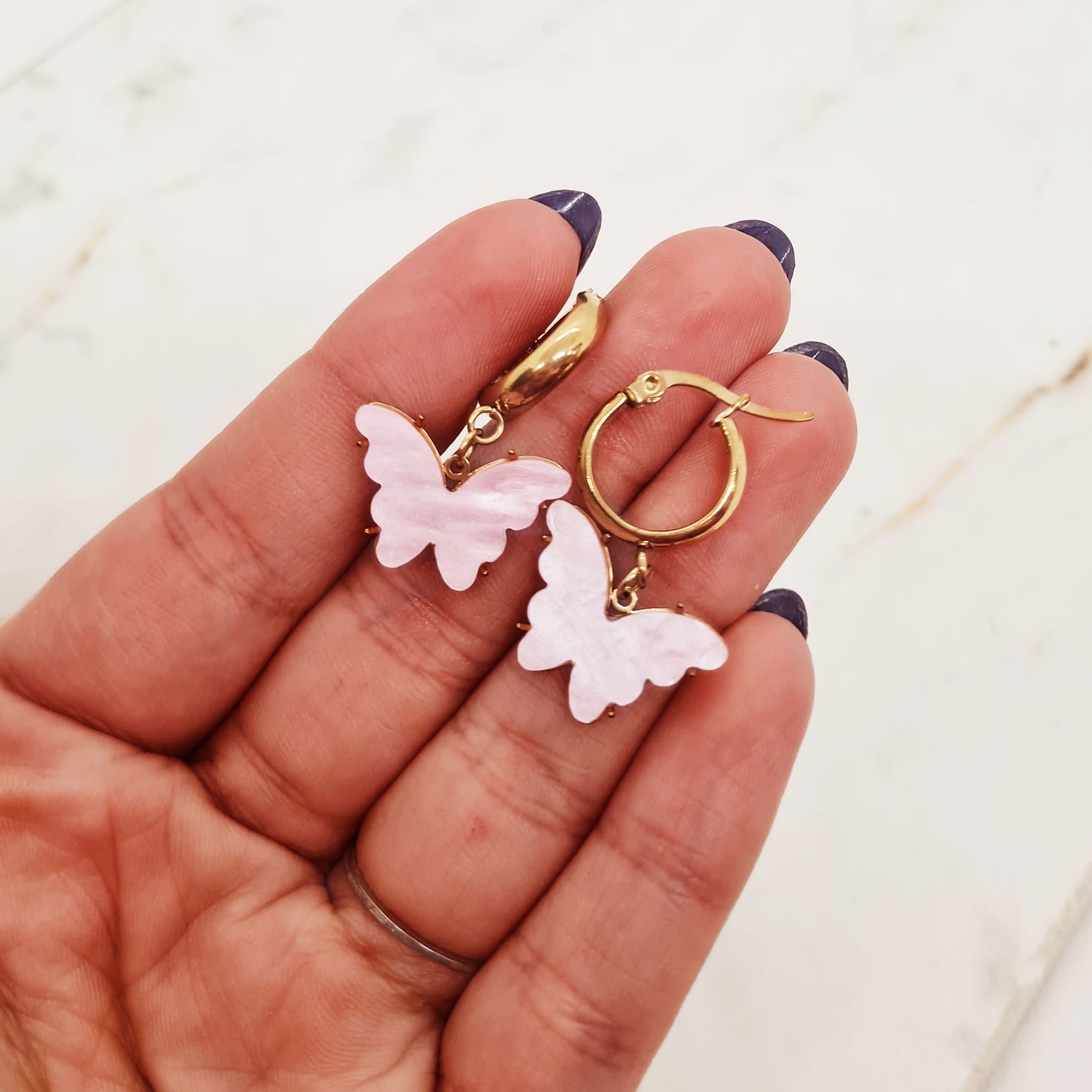 Imagen de producto ARGOLLA ACERO DORADO ANCHA CON MARIPOSA - ROSA