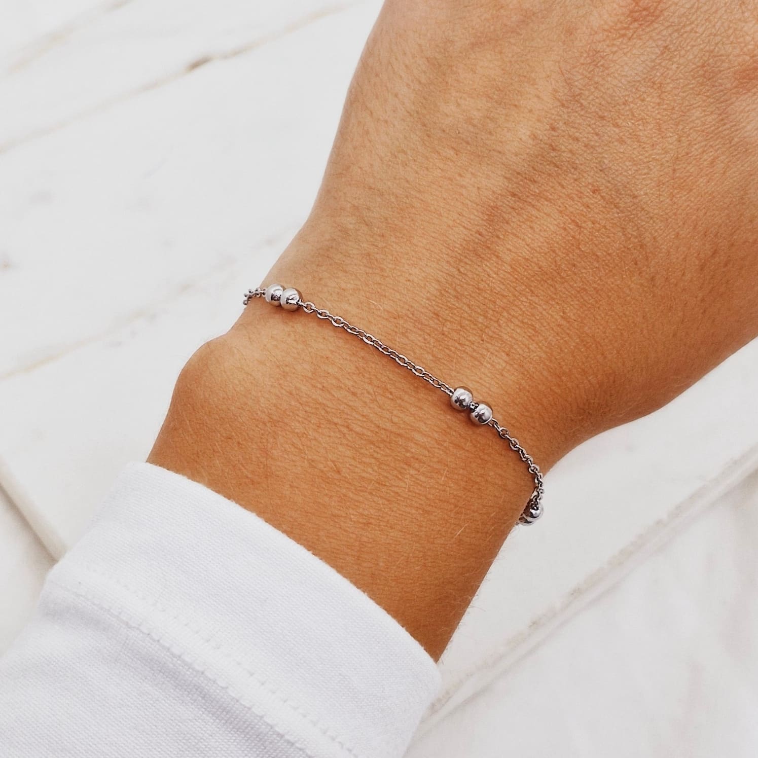 Imagen de producto PULSERA FINA CON BOLITAS DOBLES