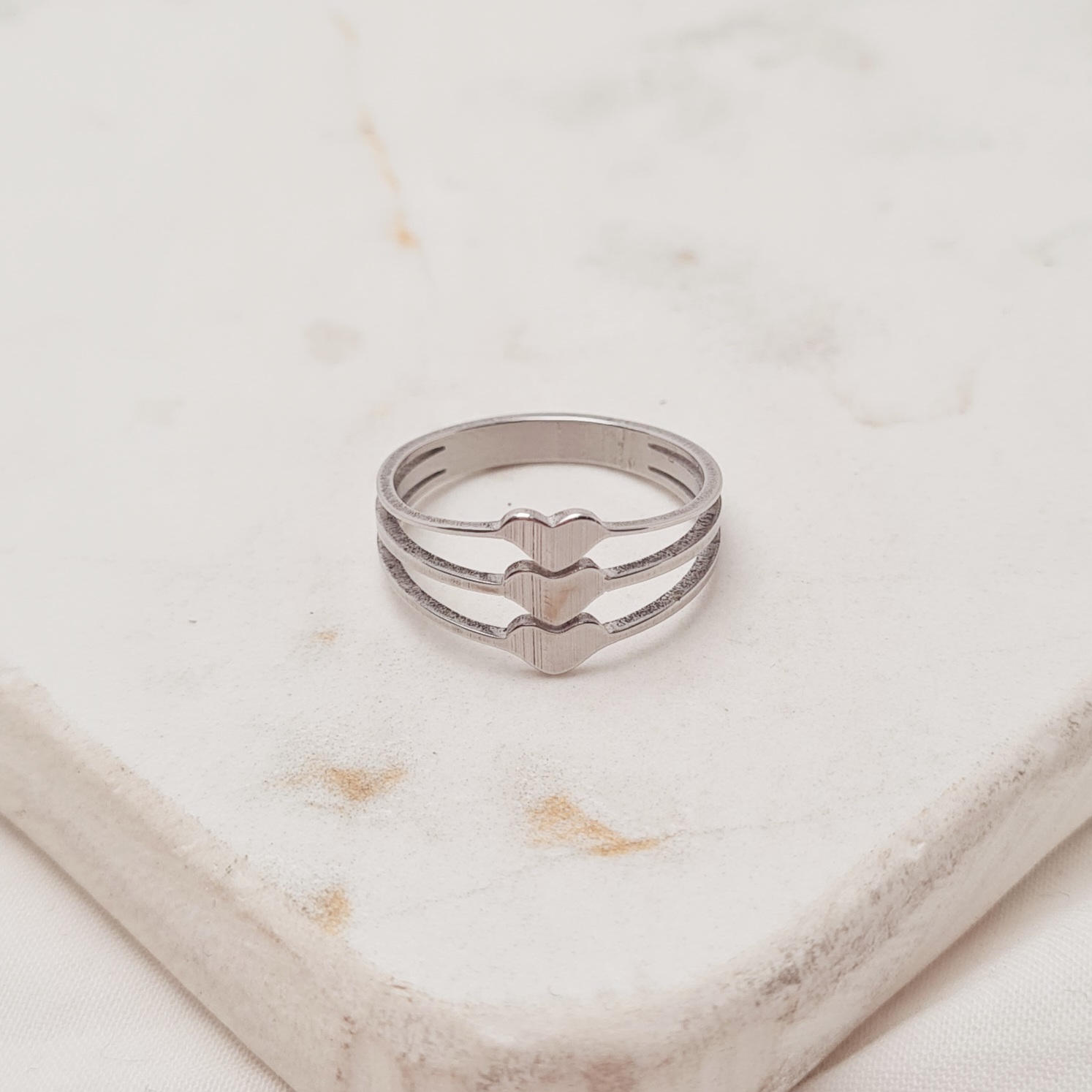 Imagen de producto ANILLO TRIPLE LINEA CON CORAZON LISO