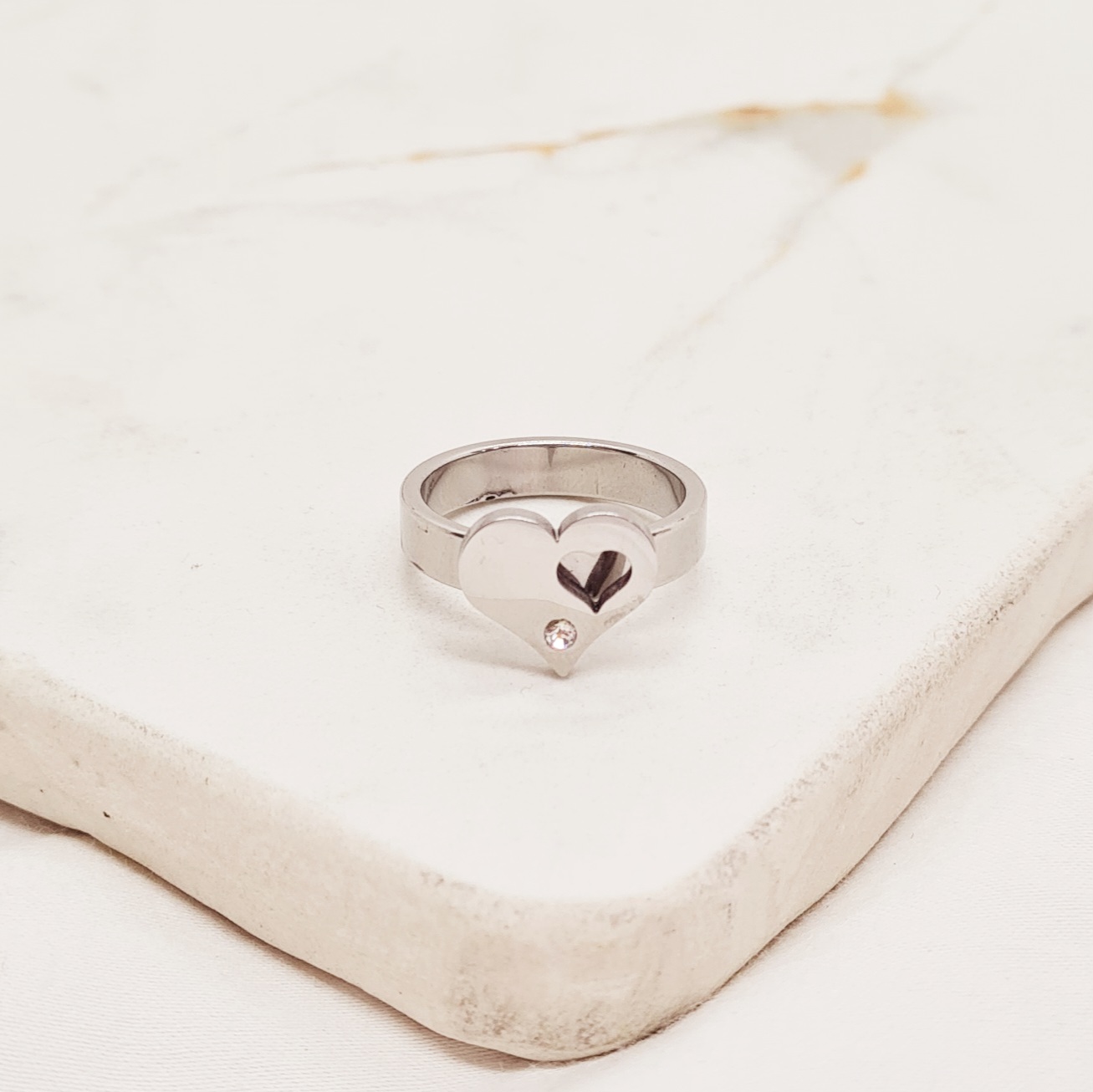 Imagen de producto ANILLO CON FORMA Y STRASS BLANCO - CORAZON